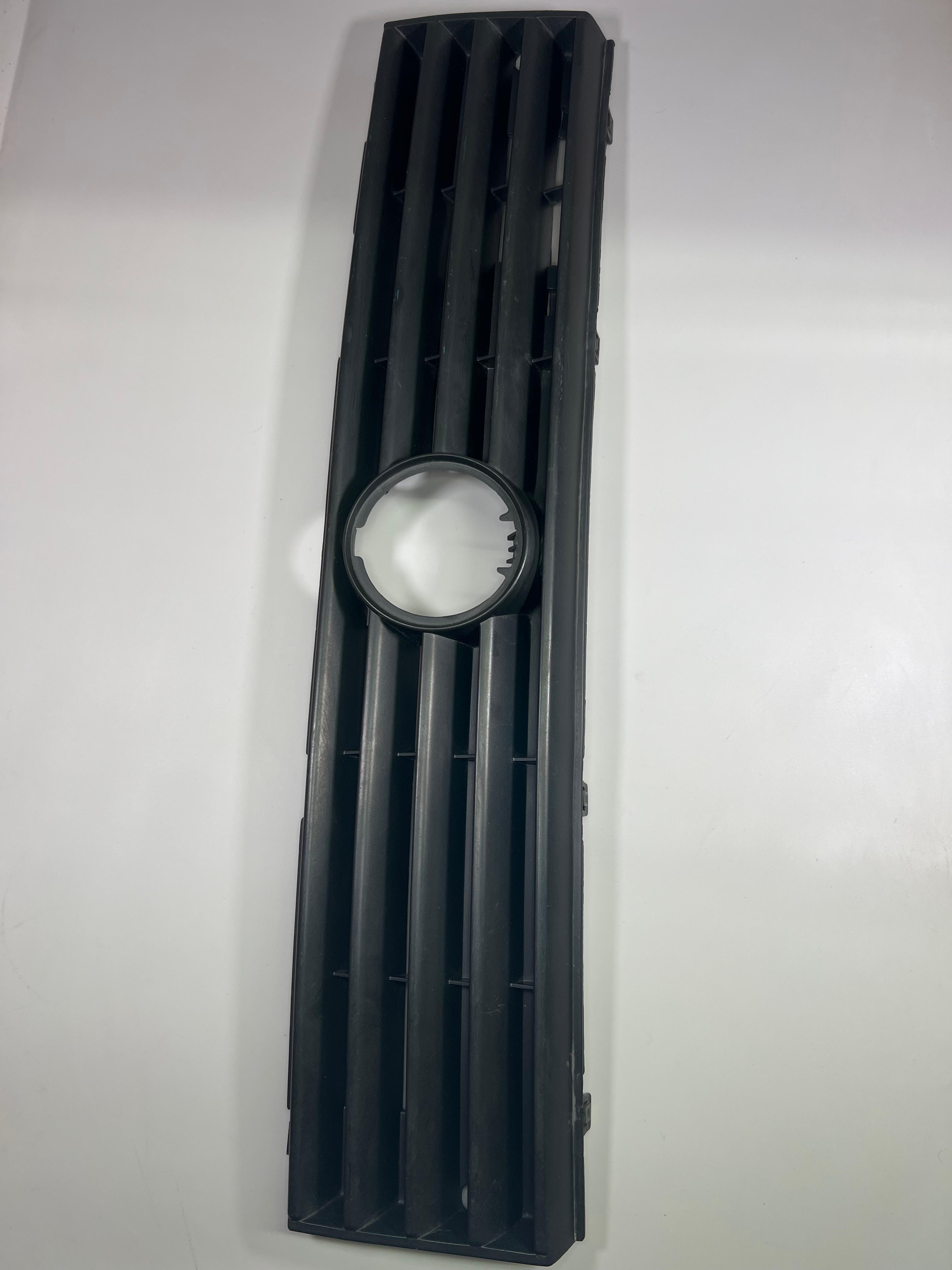 Kühlergrill Polo III G40 mit der original Teilenummer : 867 853 653 G