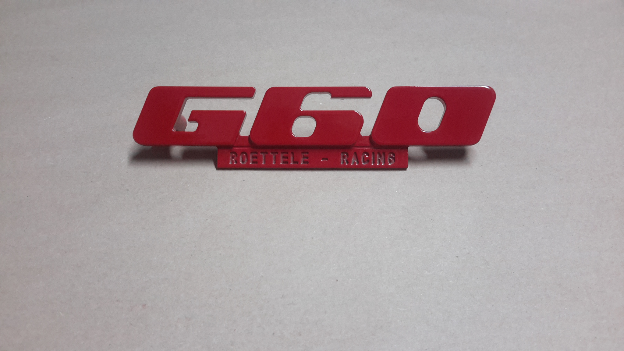 Emblem für den G60 Kühlergrill aus Aluminium mit Werbung (komplett rot)