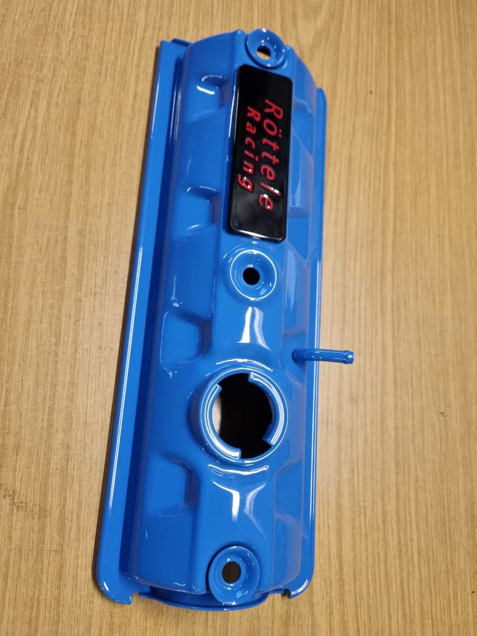 Ventildeckel Polo Hydrostößelmotor mit 3F Motor und unserem Logo in den Farben Blau, Rot und Gelb