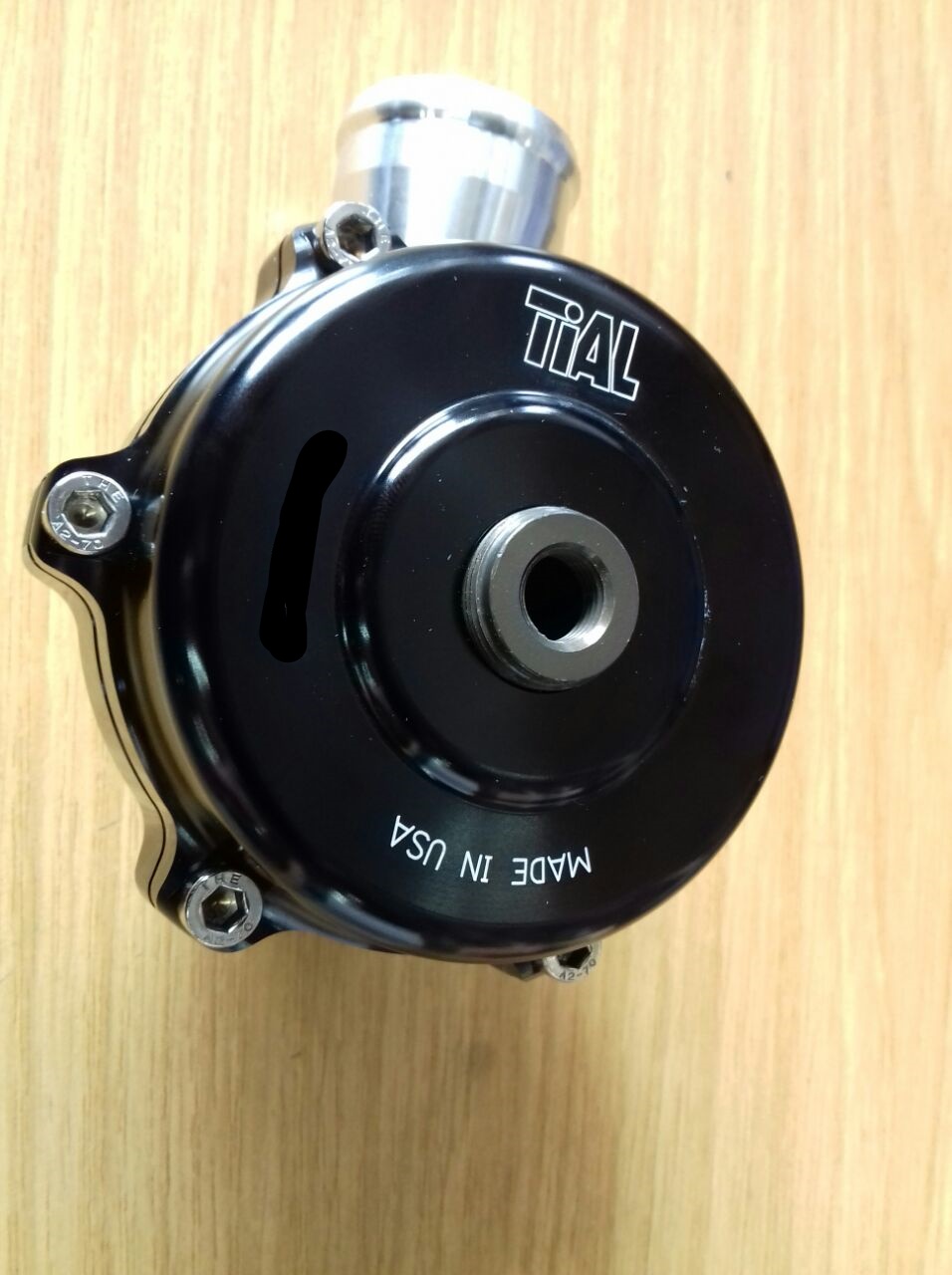 Blow Off Ventil von Tial geschlossen in schwarz mit Aluminium Flansch