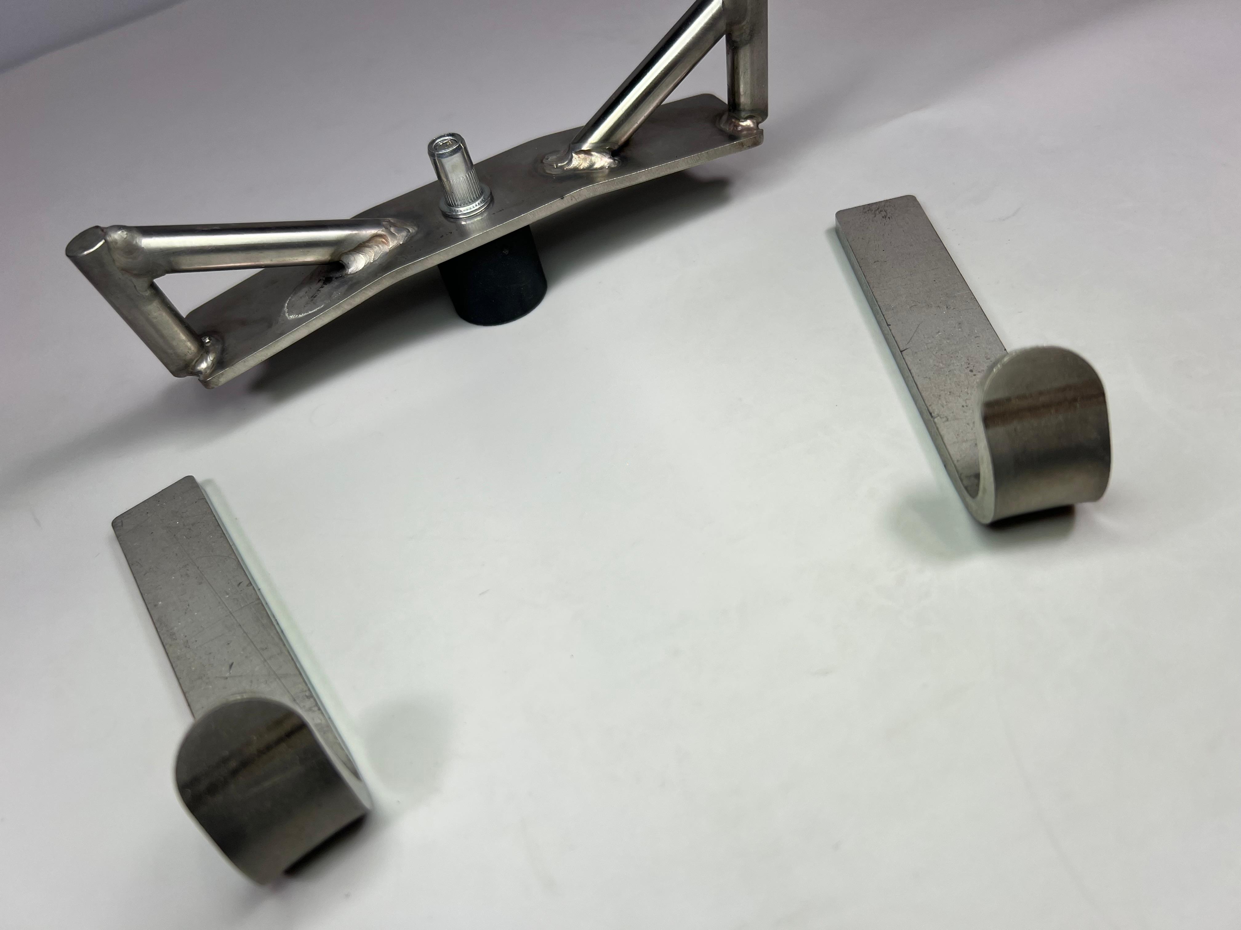 Auspuffhalterungsverstärkung an der Karosserie für Polo 86c und 2F mit den Auspuffgummi Ohren