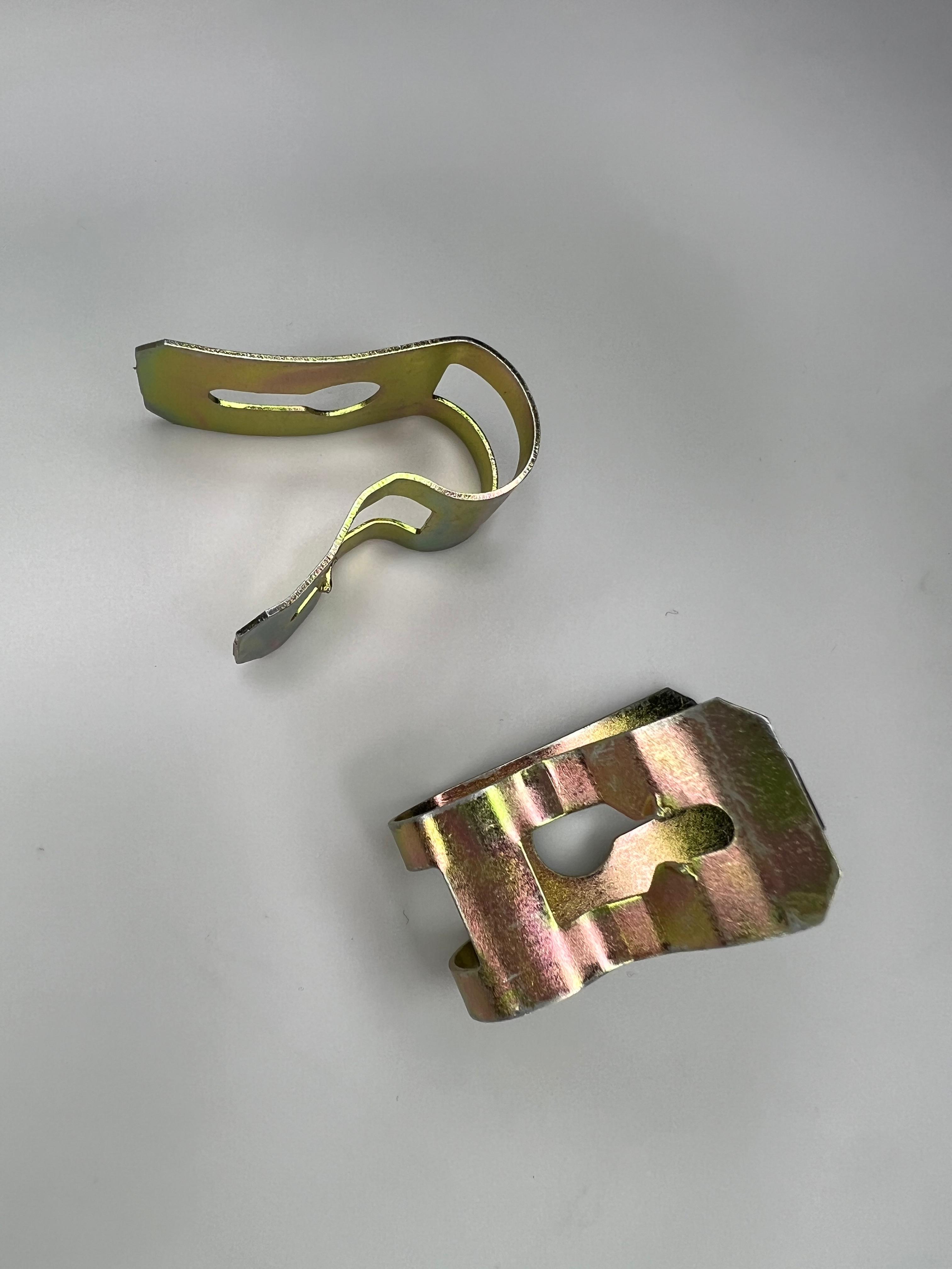 Clip für die Handbremsseile an der Hinterachse Polo G40