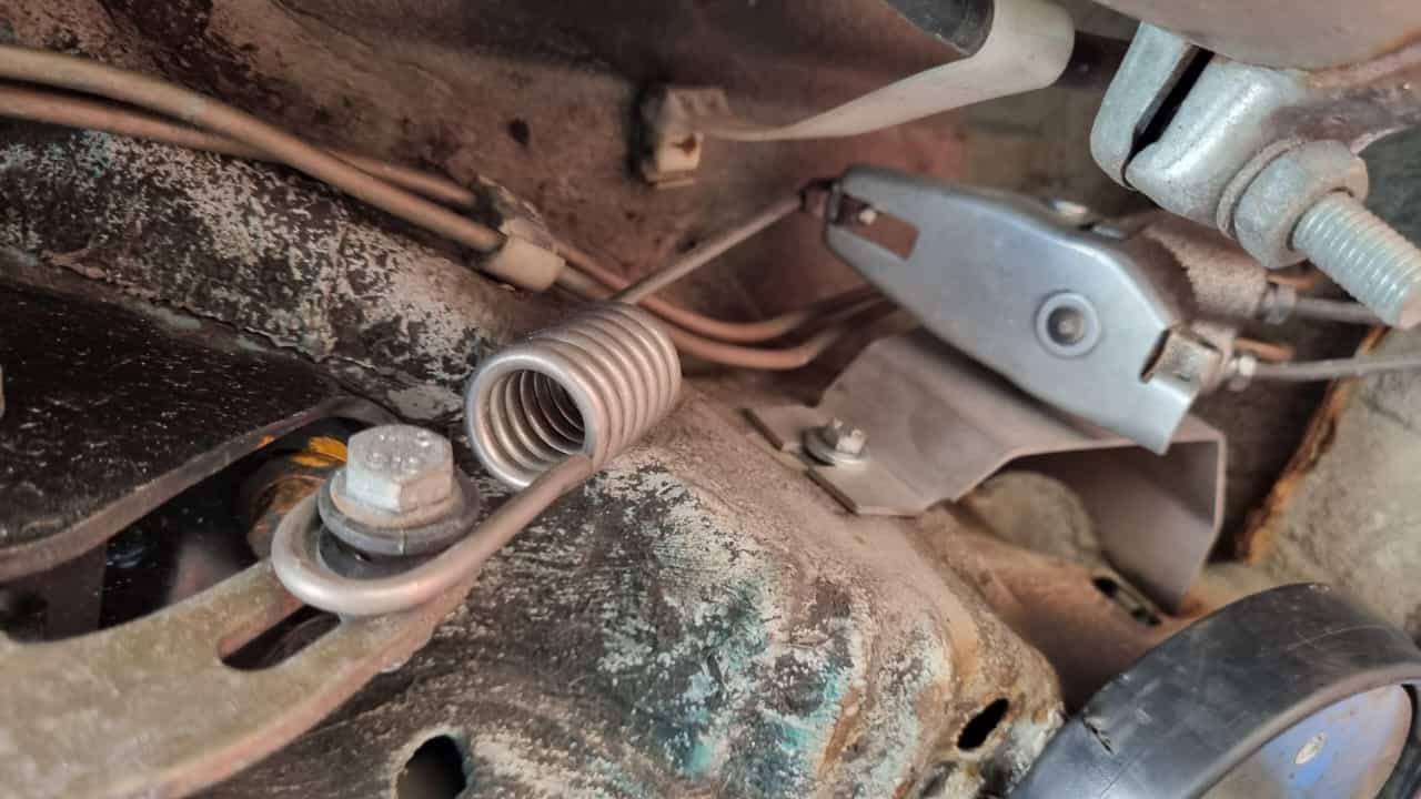 Die Bremskraftreglerfeder ohne Anbauteile,  Zugfeder Lastabhängigen für die Hinterachse Polo G40