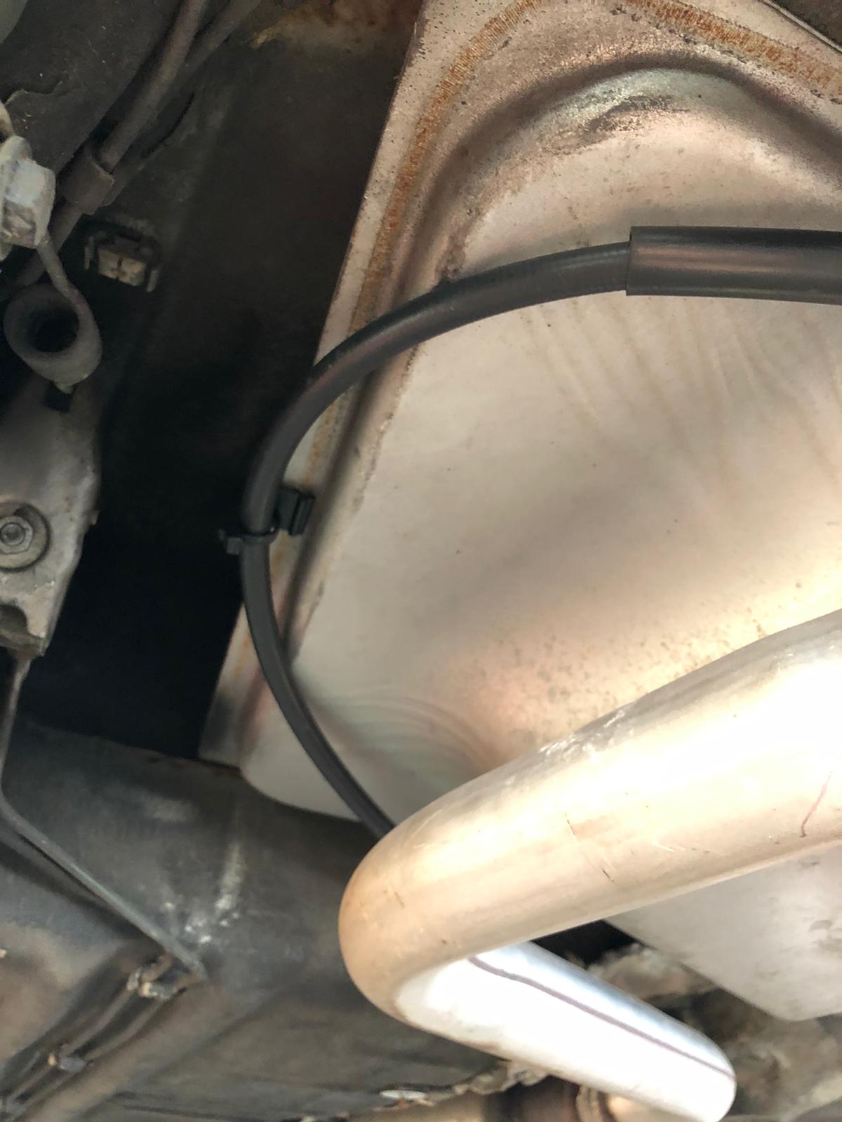 Kabelbinder mit Halteklammer für das Handbremsseil Polo 86c