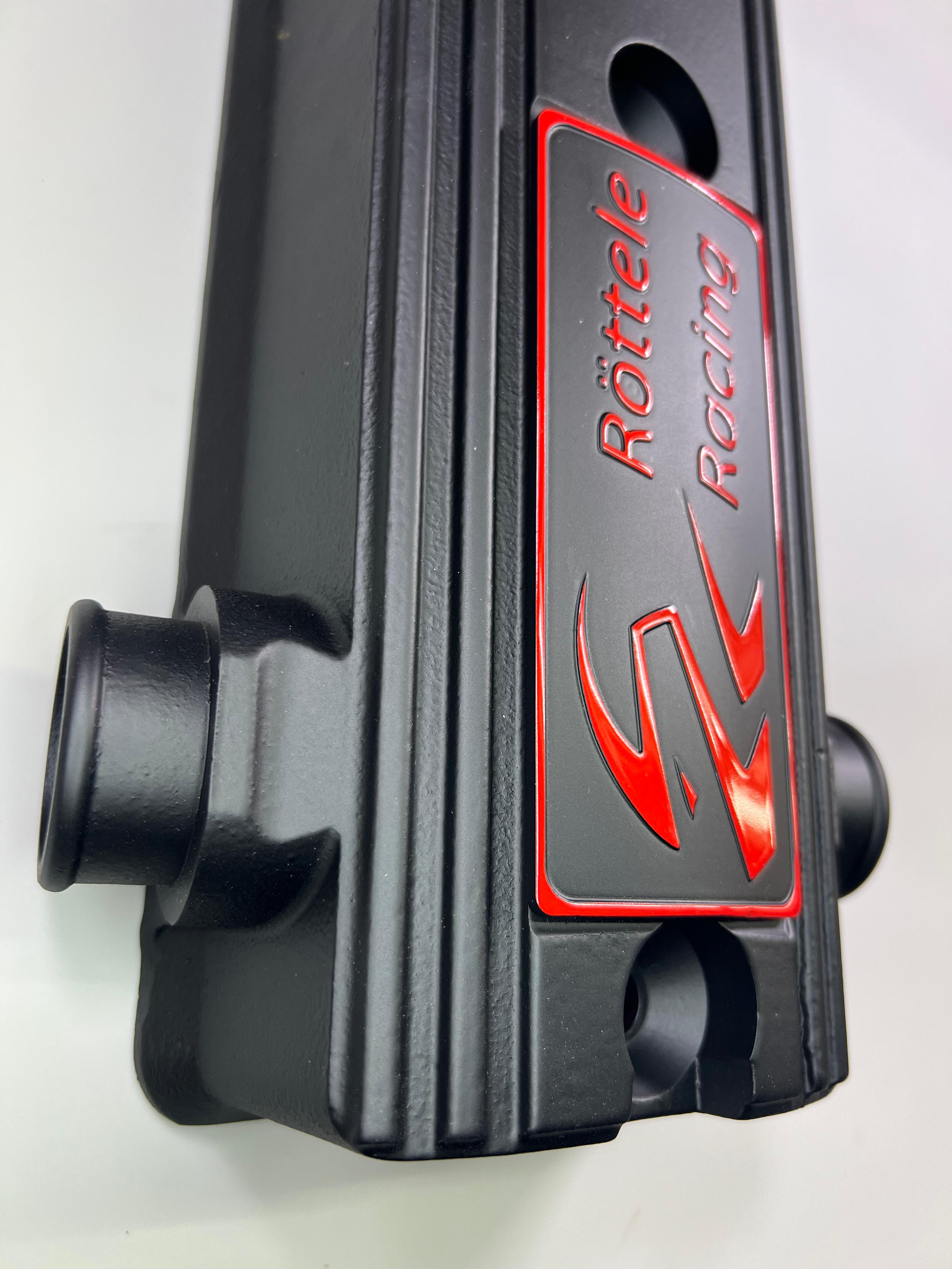 Ventildeckel Polo G40 mit unserem Logo in den Farben Blau, Rot und Gelb Röttele Racing