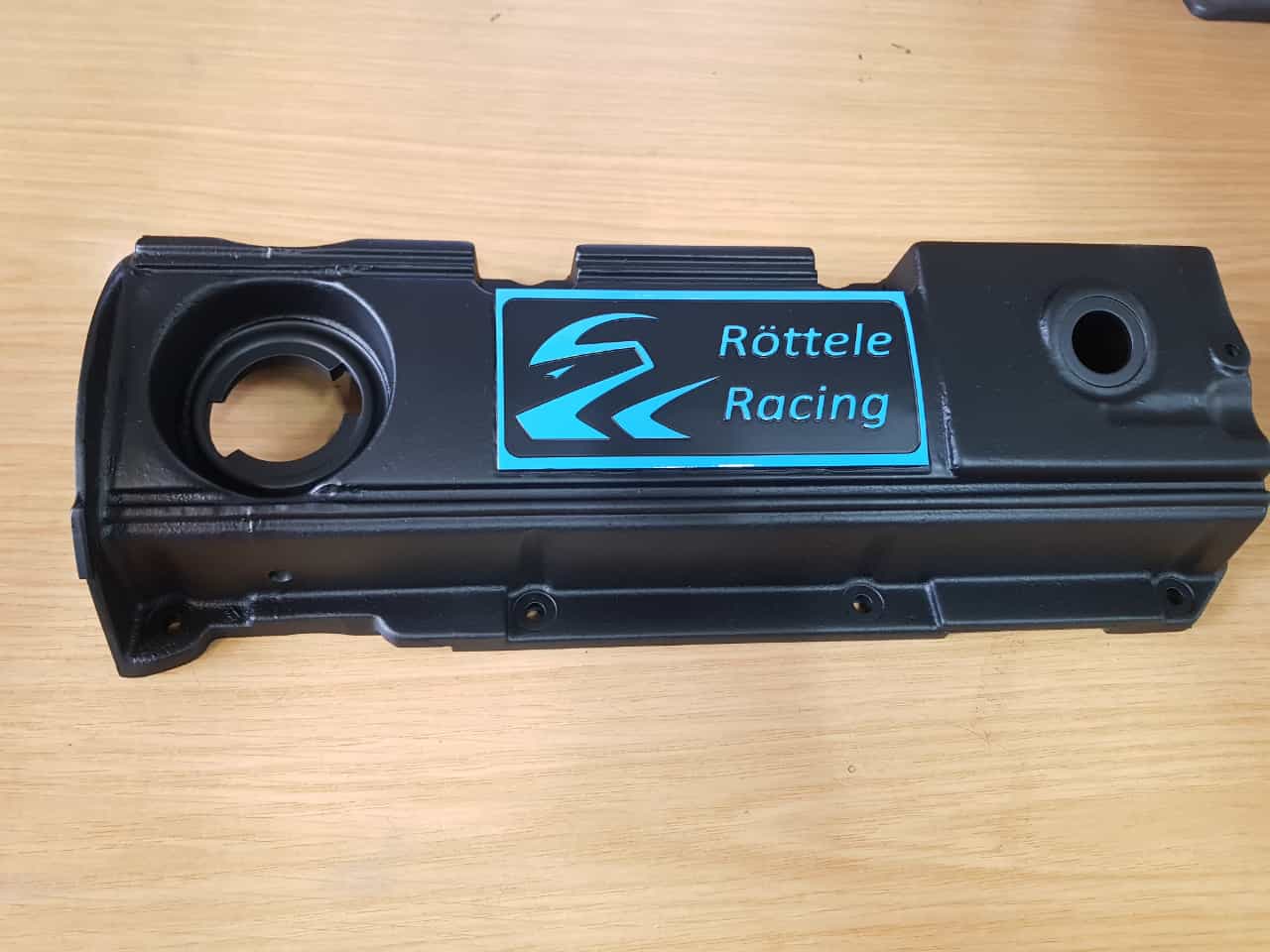 Ventildeckel Golf Corrado Passat G60 mit unserem Logo in den Farben Blau, Rot, Gelb Röttele Racing