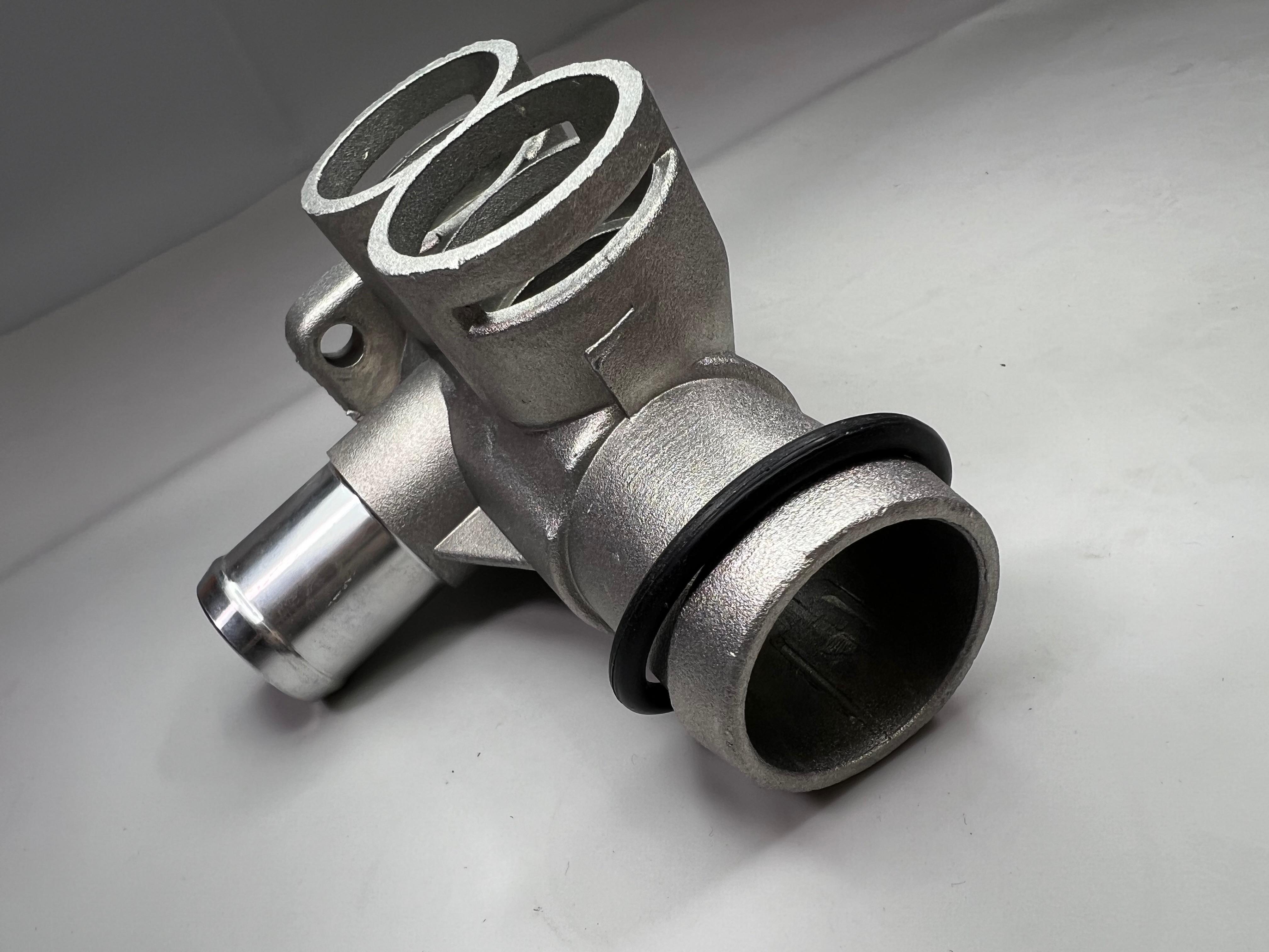 G60 Wasserflansch aus Aluminium Feinguss vorne am Zylinderkopf mit Dichtring