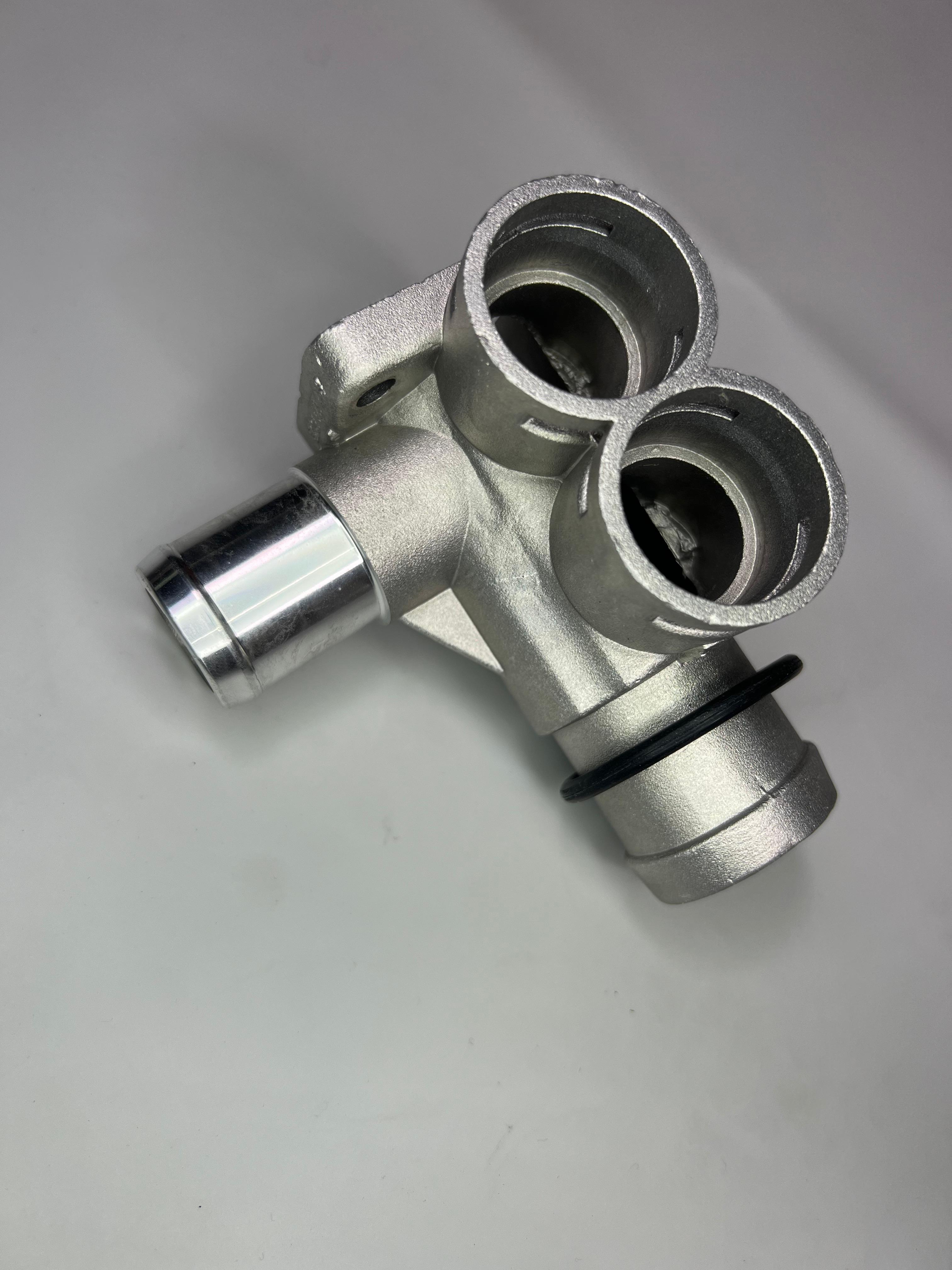 G60 Wasserflansch aus Aluminium Feinguss vorne am Zylinderkopf mit Dichtring