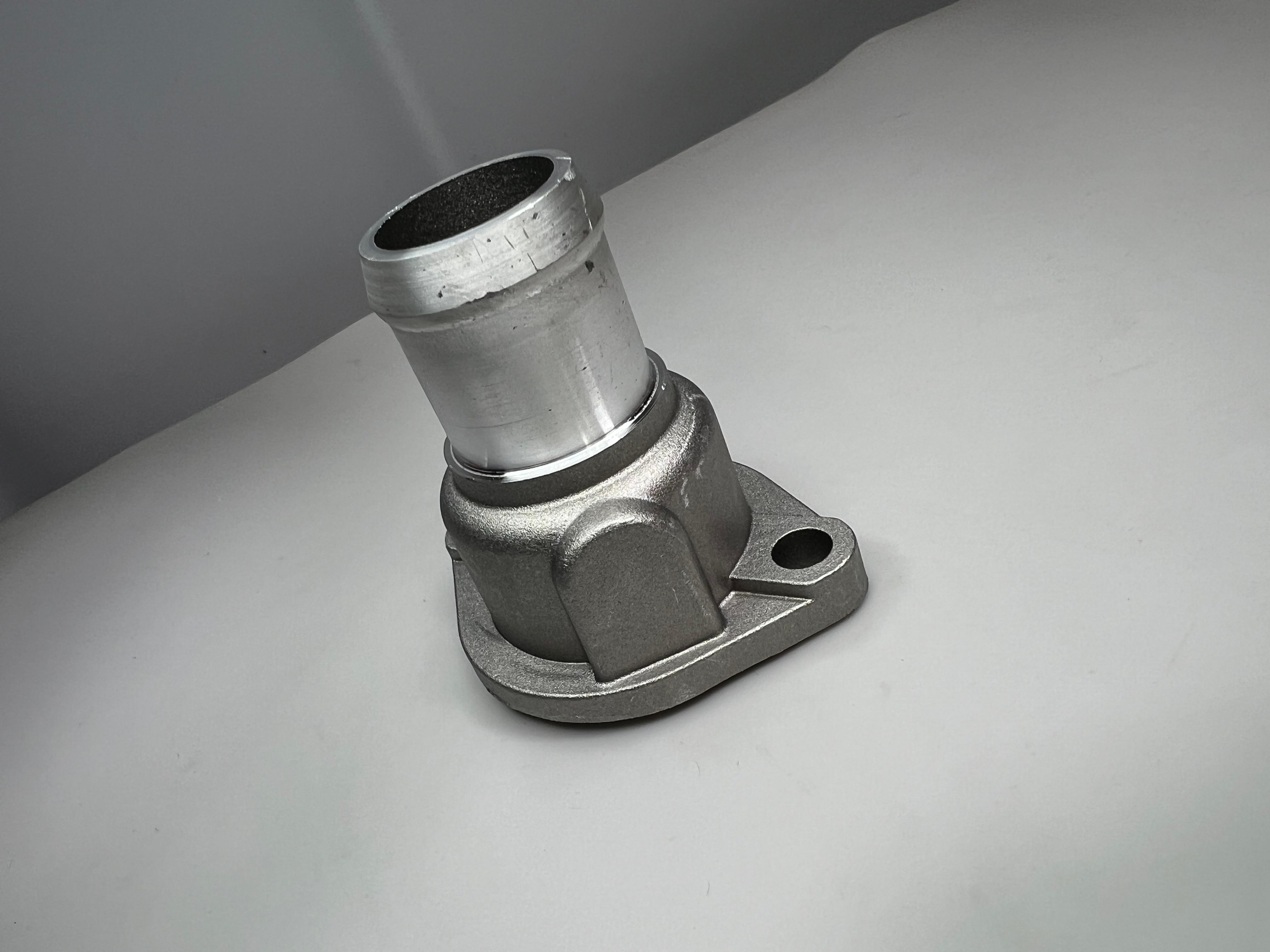 G60 Wasserflansch am Zylinderkopf links aus Aluminium Feinguss mit Dichtring