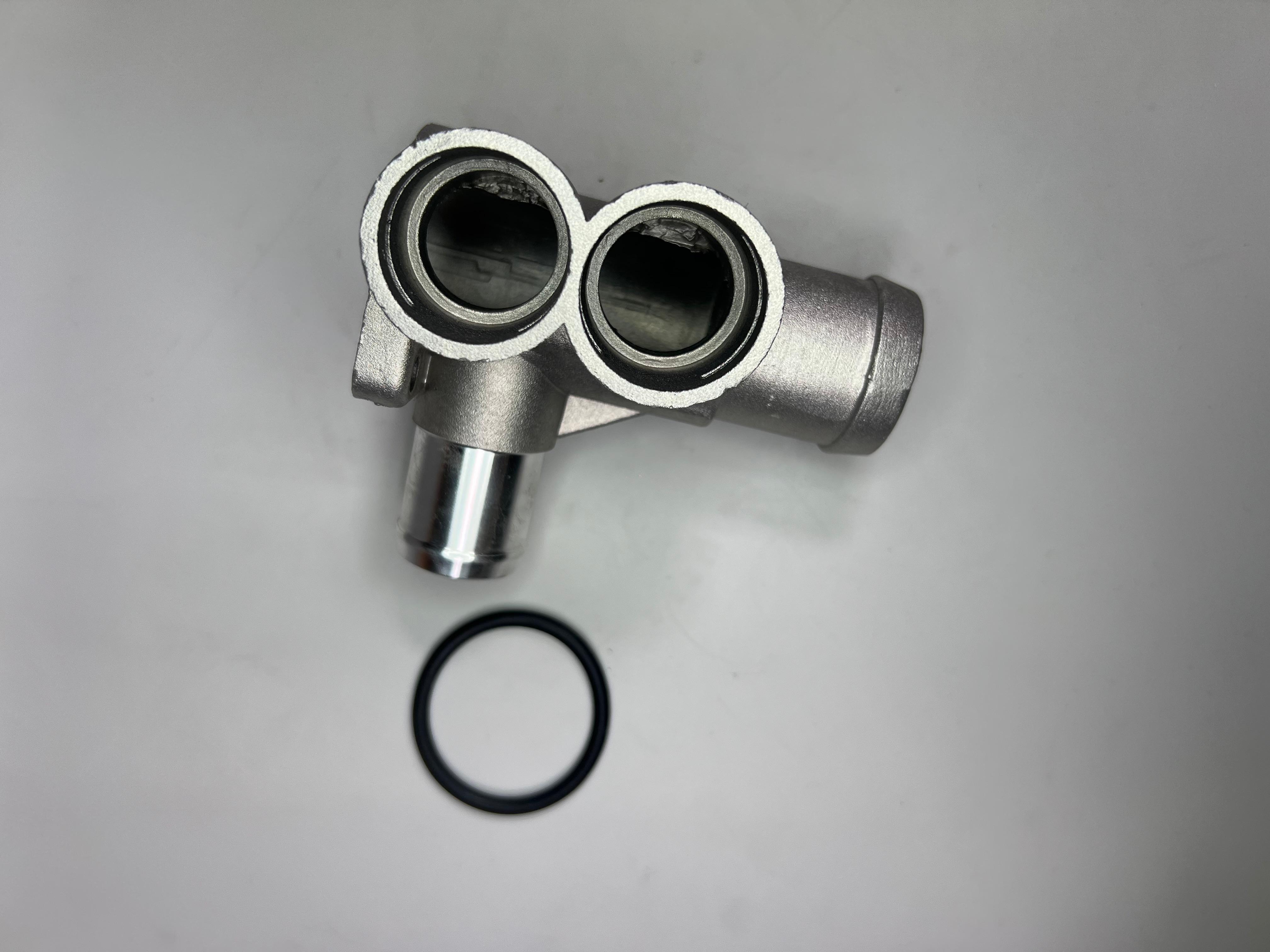 G60 Wasserflansch aus Aluminium Feinguss vorne am Zylinderkopf mit Dichtring