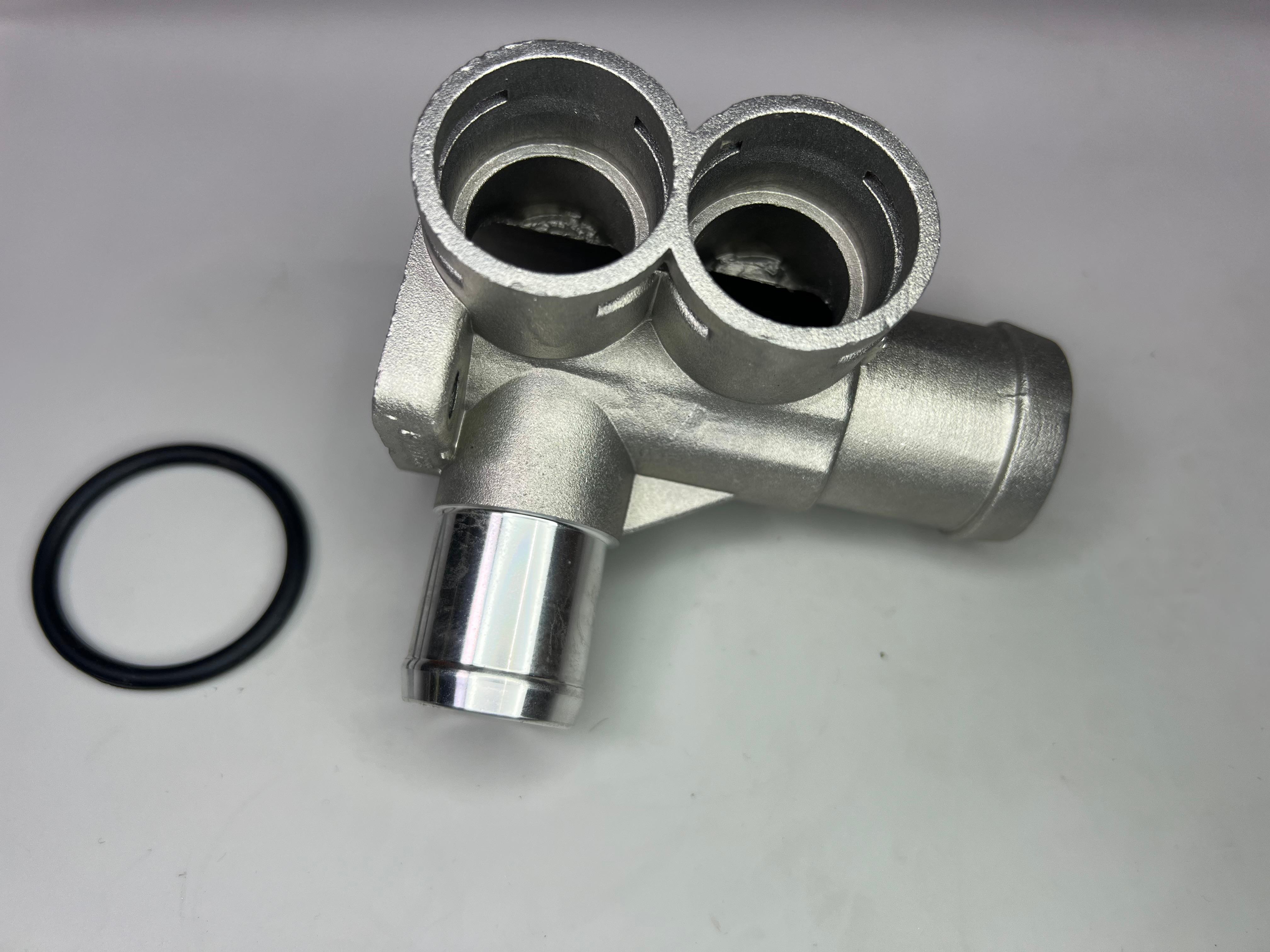 G60 Wasserflansch aus Aluminium Feinguss vorne am Zylinderkopf mit Dichtring