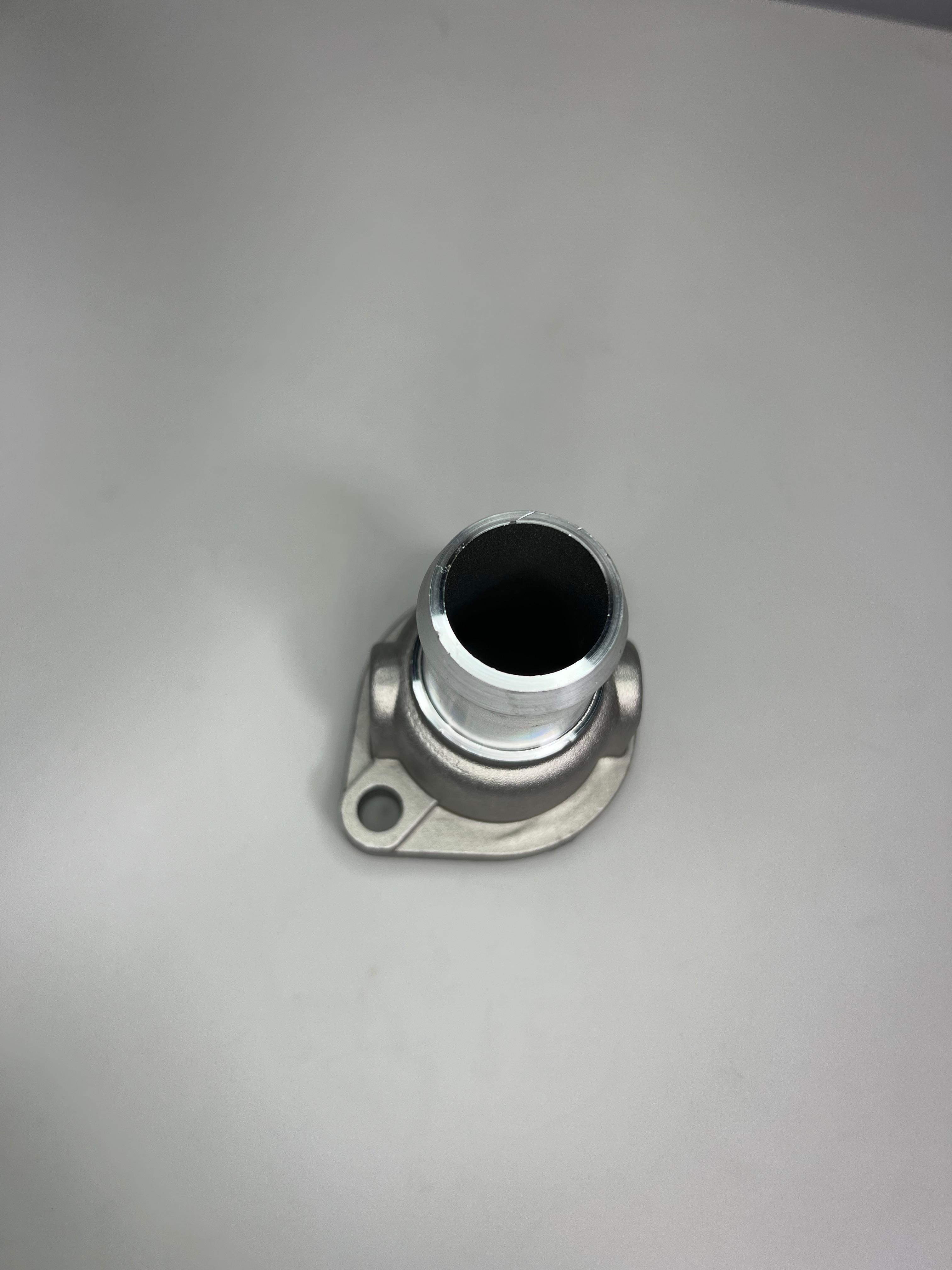 G60 Wasserflansch am Zylinderkopf links aus Aluminium Feinguss mit Dichtring