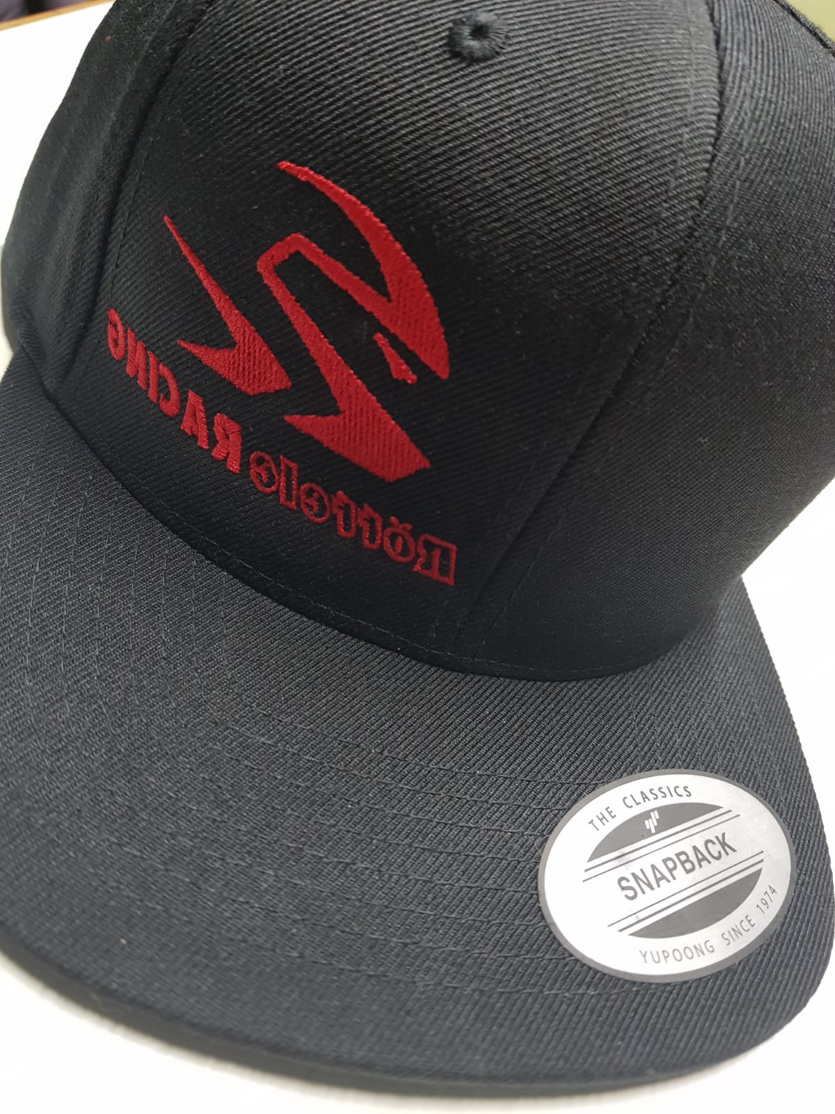 Kappe Snapbacks Selfie mit Röttele-Racing Werbung