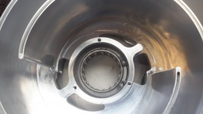Einbau der Verschlussplatten mit Material der Verdränger Wellendichtringe