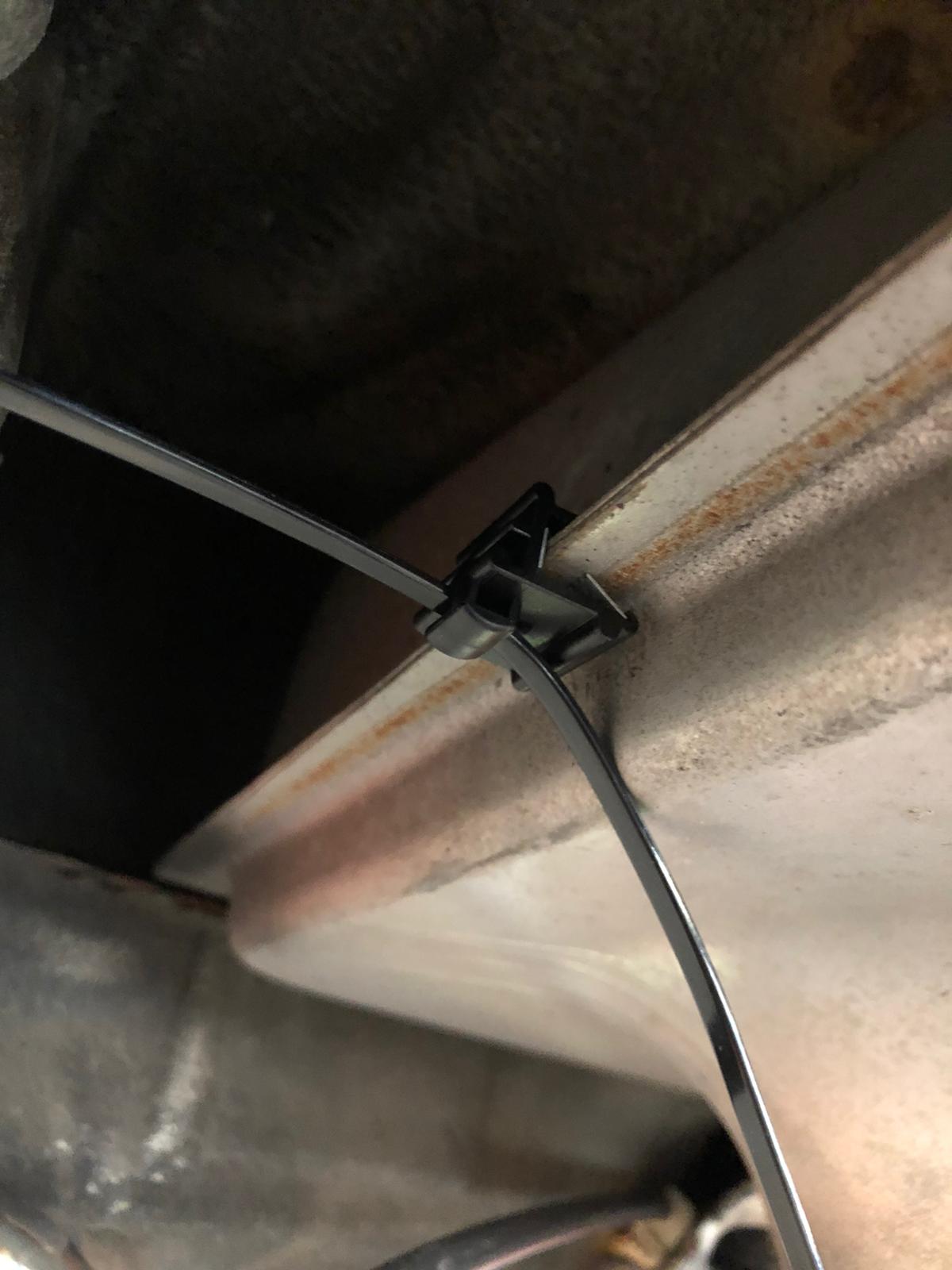 Kabelbinder mit Halteklammer für das Handbremsseil Polo 86c