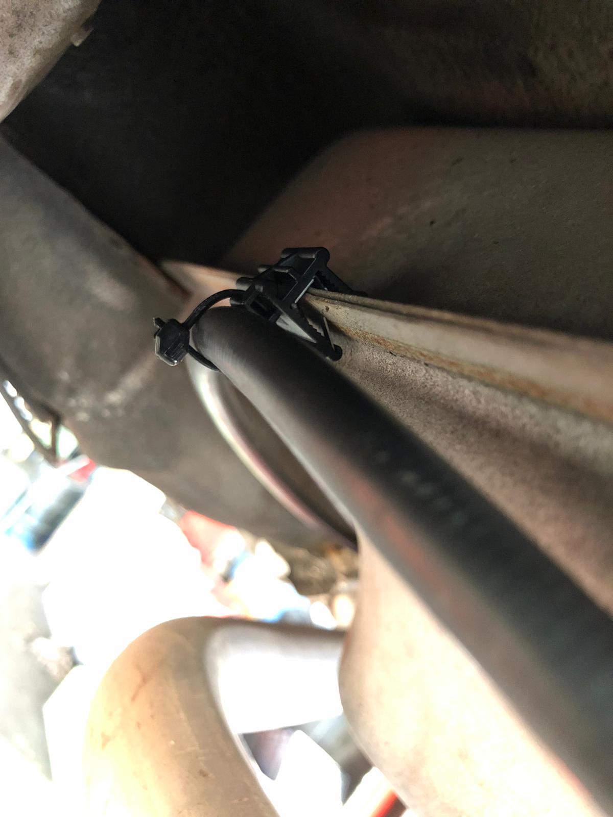 Kabelbinder mit Halteklammer für das Handbremsseil Polo 86c