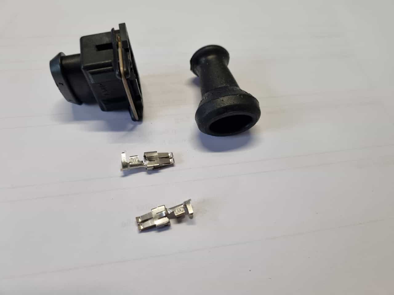 Stecker mit Tülle und Pins für die Kraftstoffpumpe Polo G40 neben dem Tank