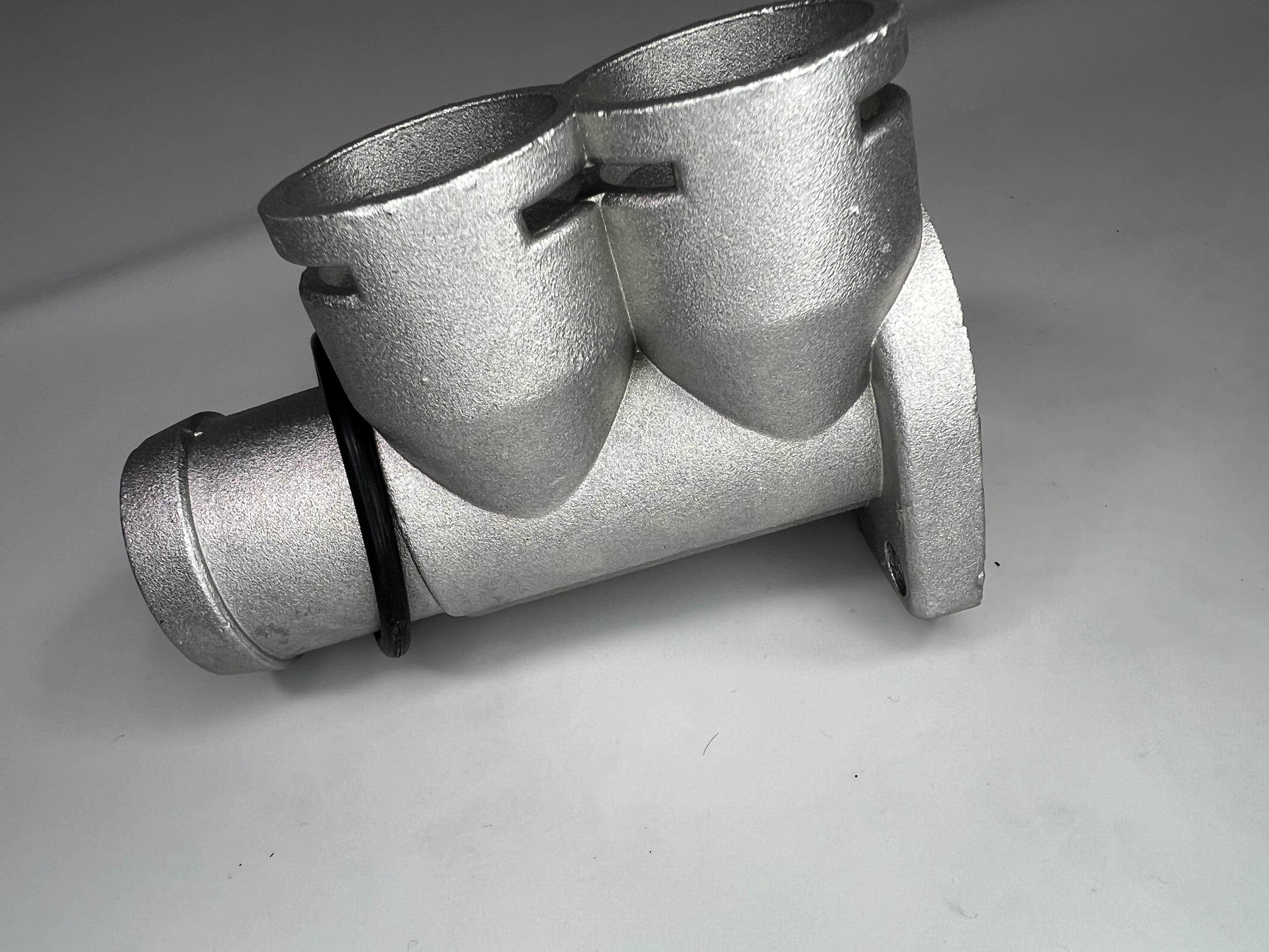 G60 Wasserflansch aus Aluminium Feinguss vorne am Zylinderkopf mit Dichtring