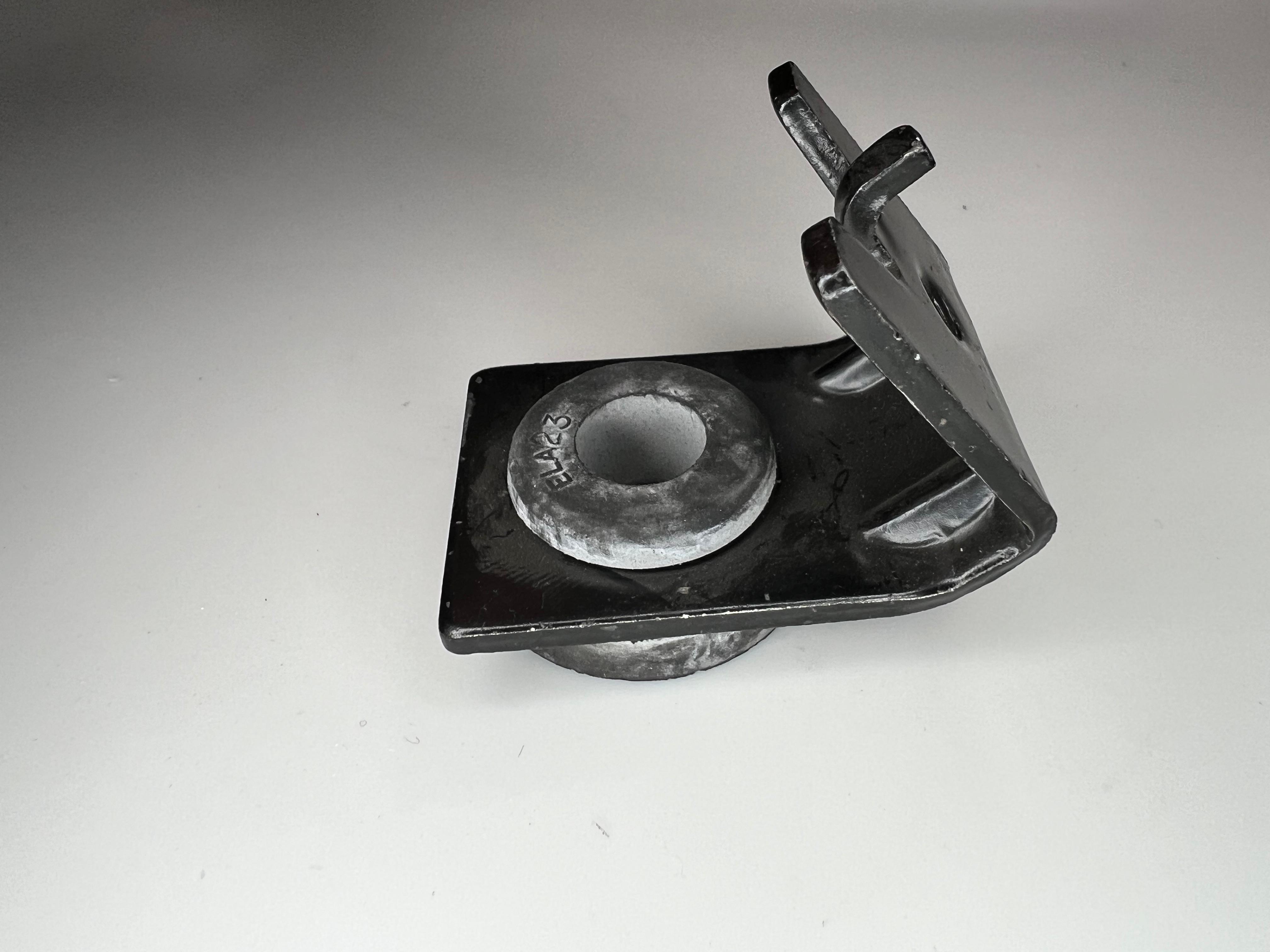 Halter oben mit  dem Gummi für den original Ladeluftkühler zur befestigung am Abschlussblech für Pol