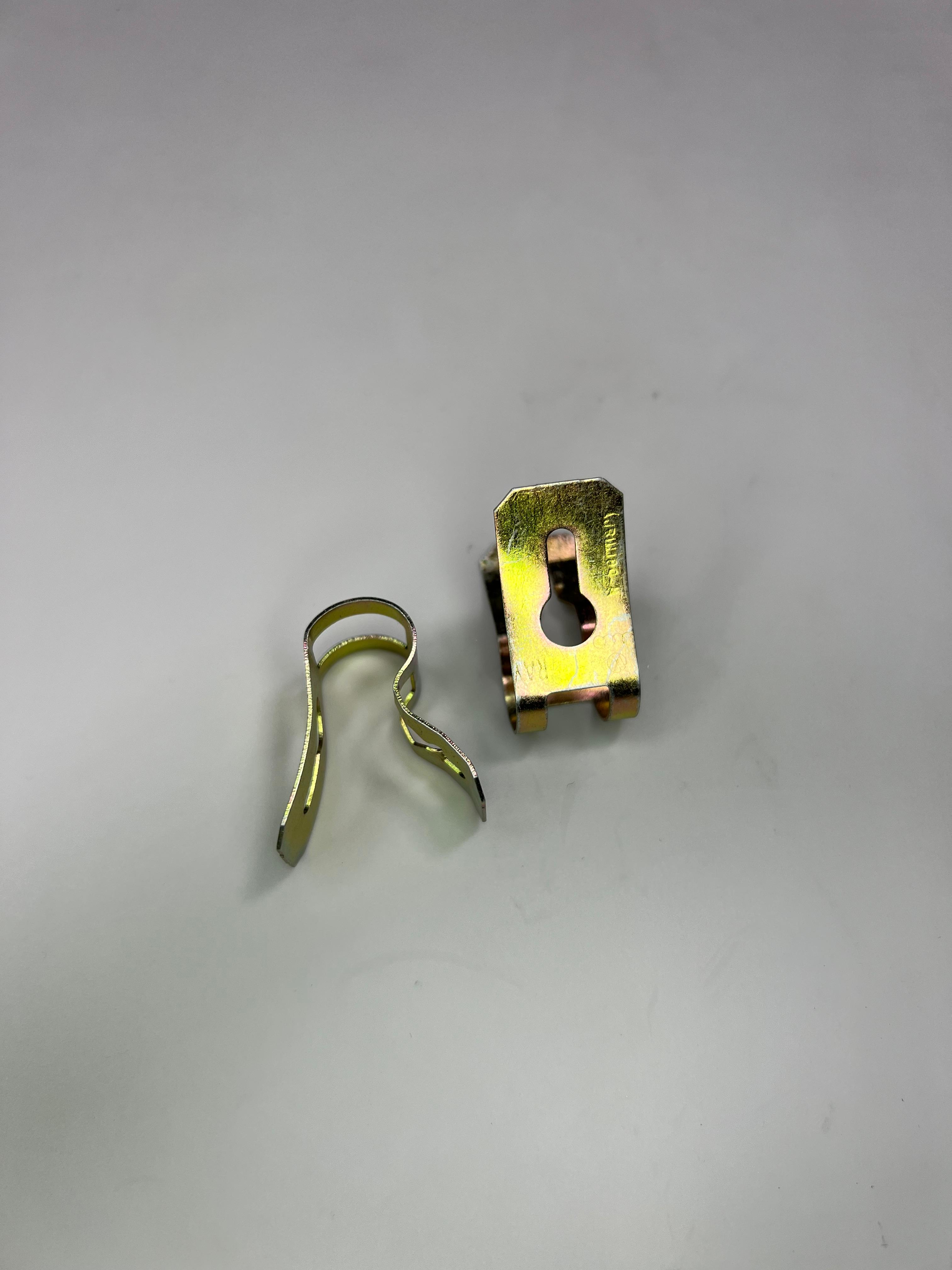 Clip für die Handbremsseile an der Hinterachse Polo G40