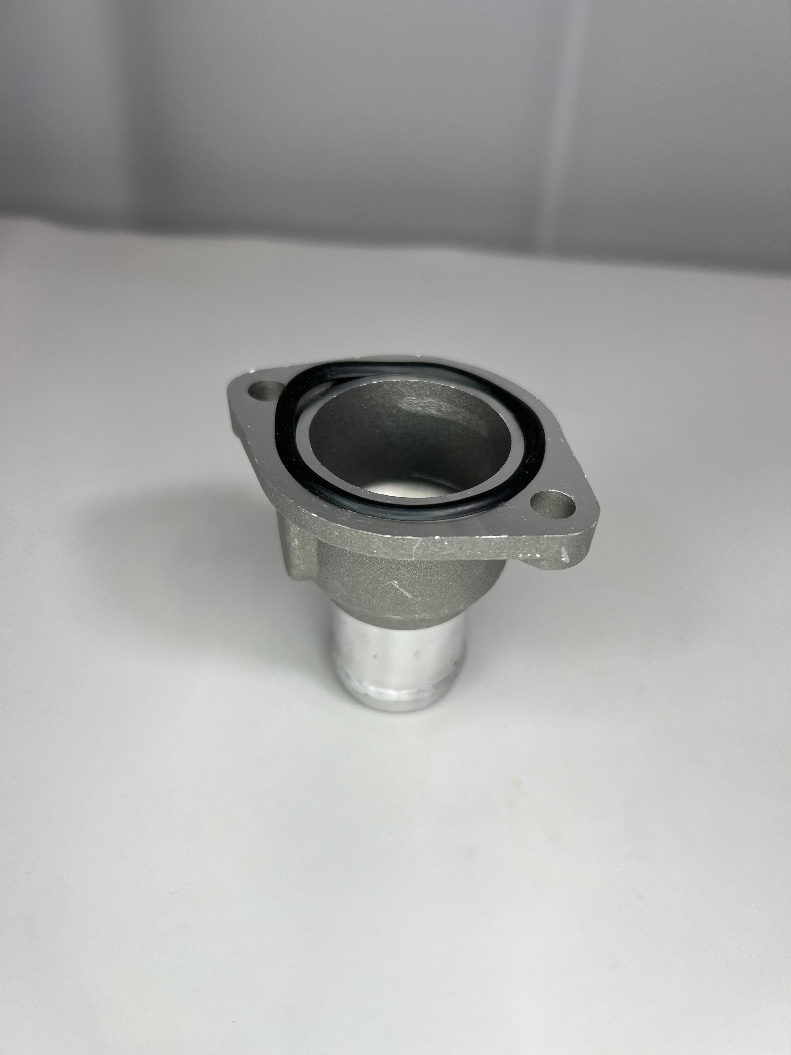 G60 Wasserflansch am Zylinderkopf links aus Aluminium Feinguss mit Dichtring