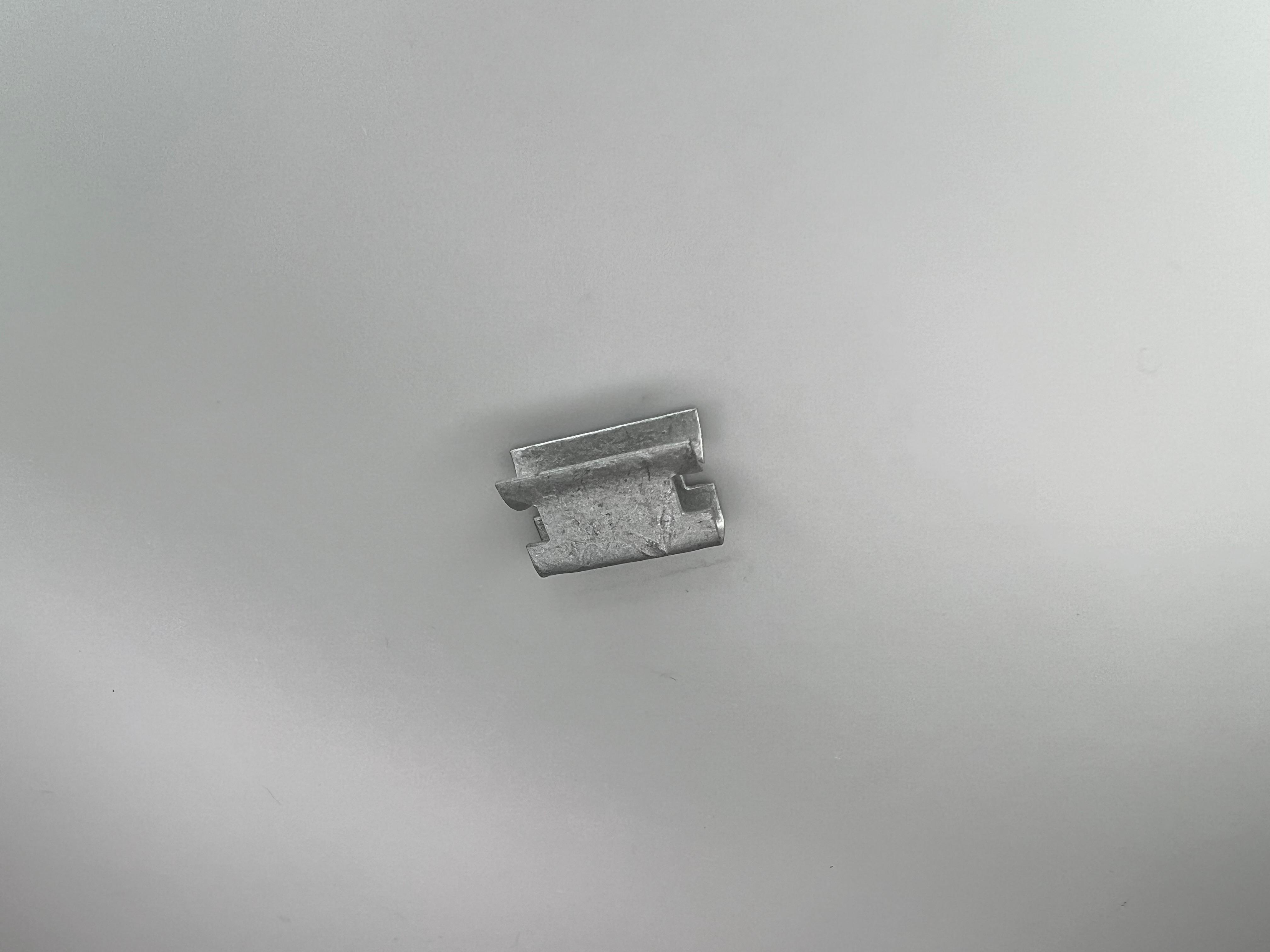 Klammer für die Wasserkastenabdeckung Windlauf Polo 86C