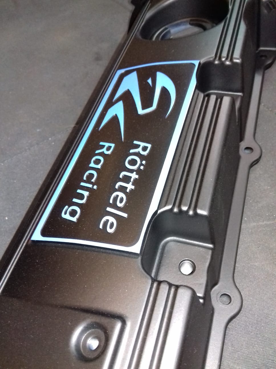 Ventildeckel Golf Corrado Passat G60 mit unserem Logo in den Farben Blau, Rot, Gelb Röttele Racing