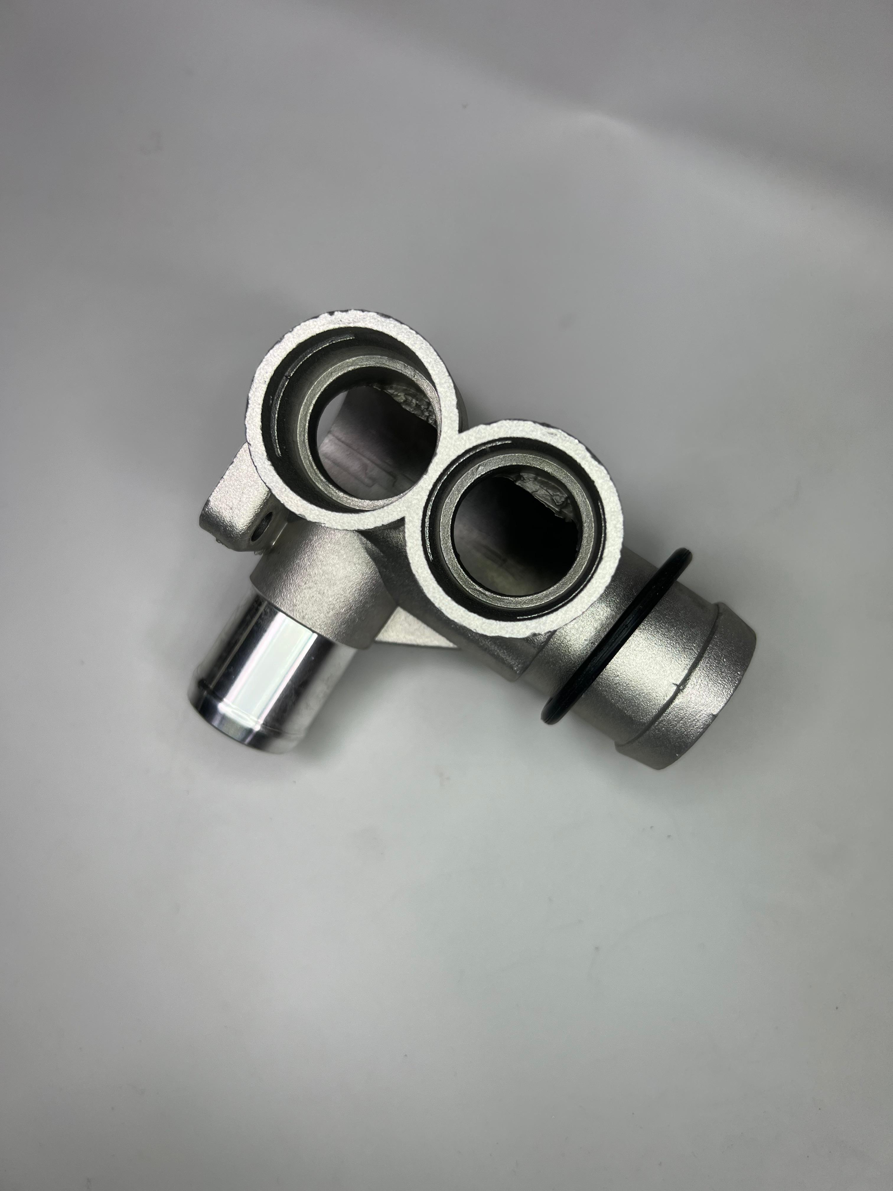 G60 Wasserflansch aus Aluminium Feinguss vorne am Zylinderkopf mit Dichtring
