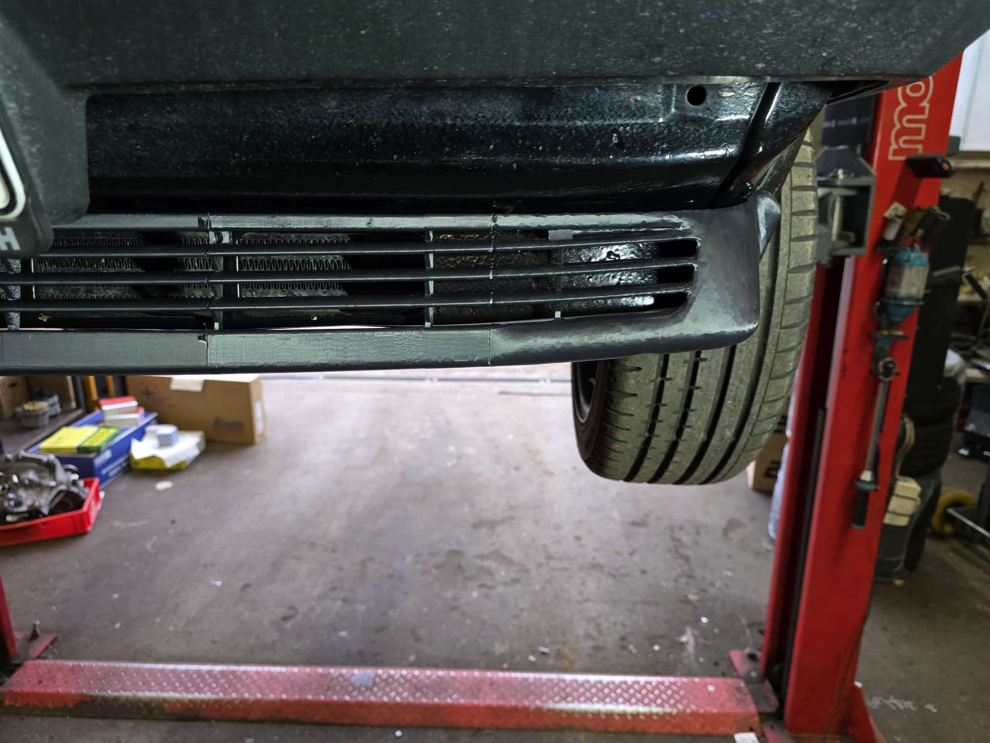 Polo II G40 original Frontspoiler als Nachbau mit Schrauben Nieten und Clips