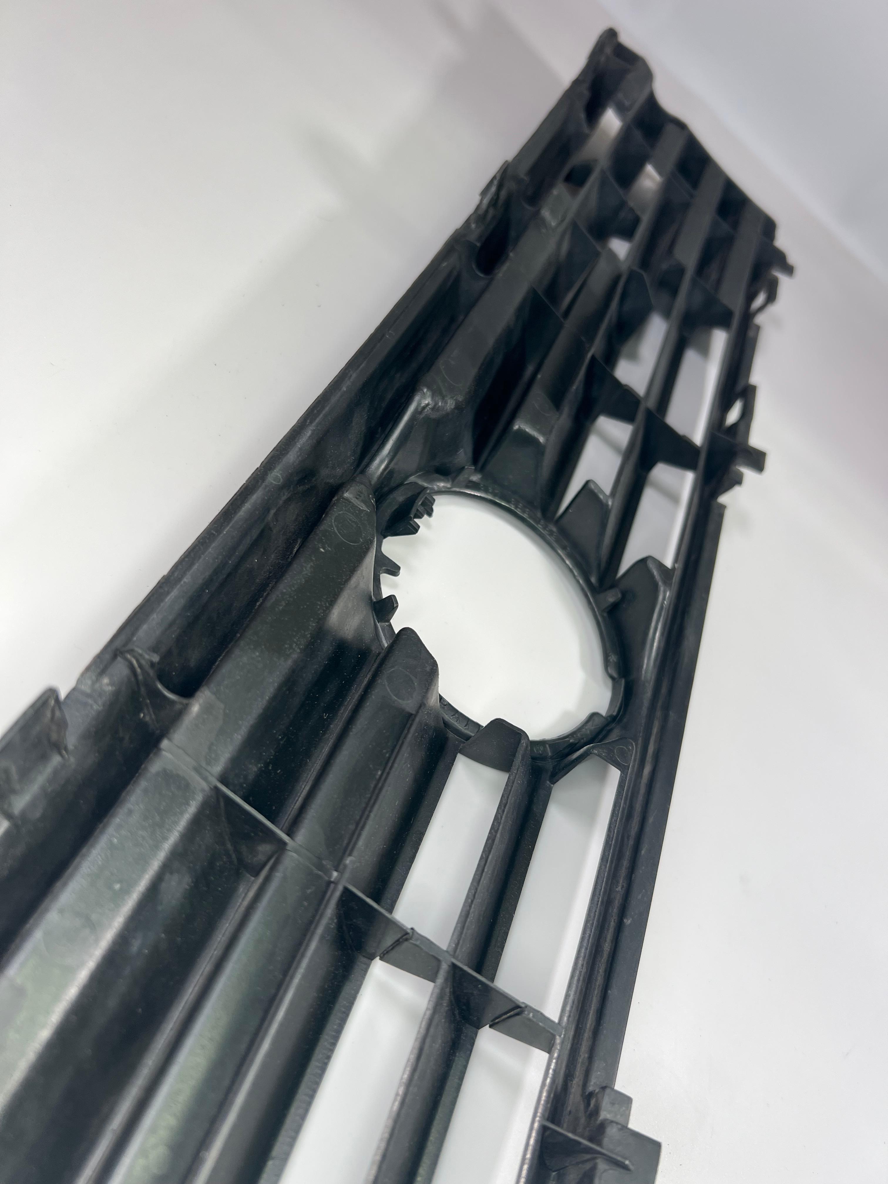 Kühlergrill Polo III G40 mit der original Teilenummer : 867 853 653 G