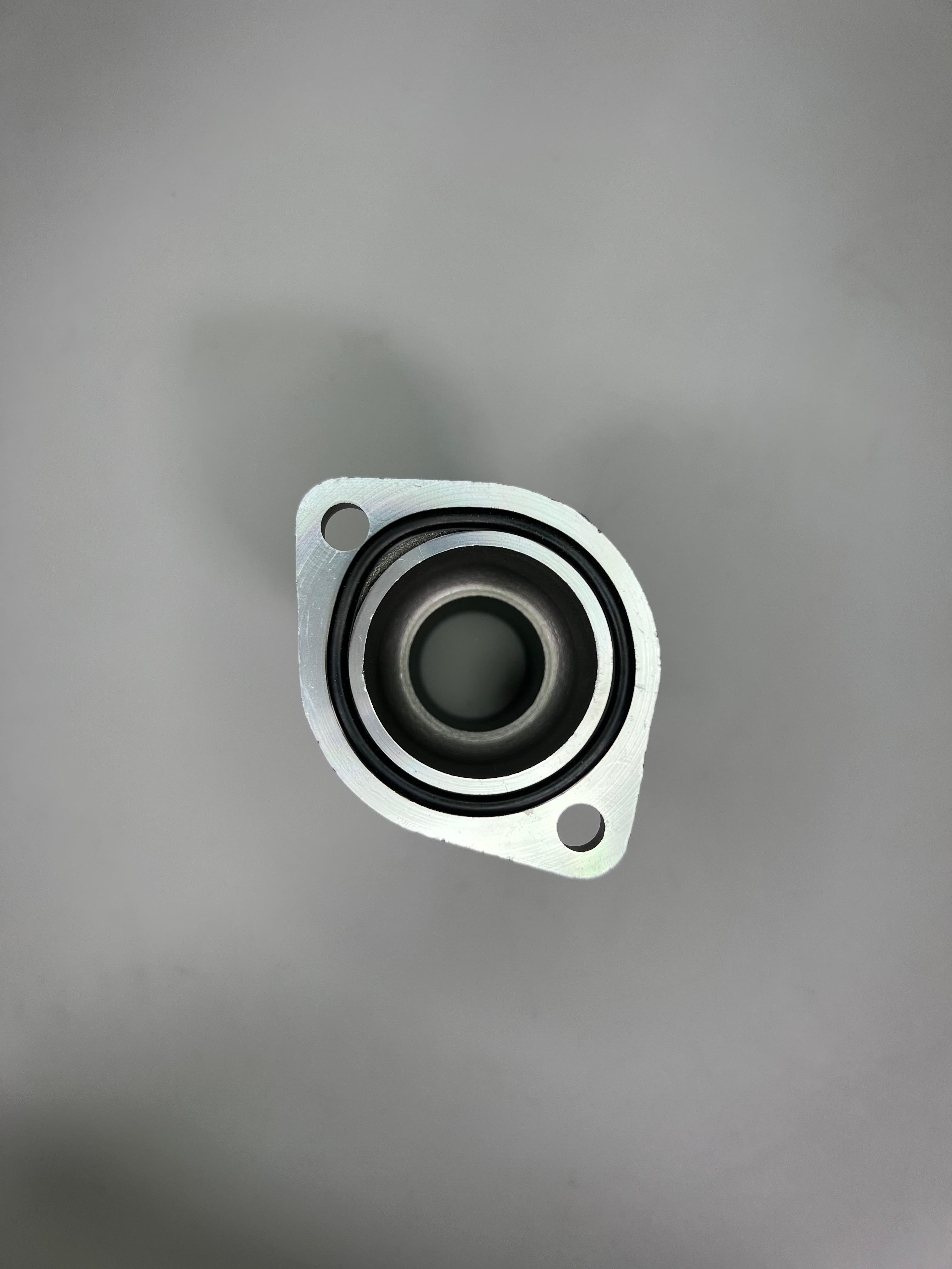 G60 Wasserflansch am Zylinderkopf links aus Aluminium Feinguss mit Dichtring