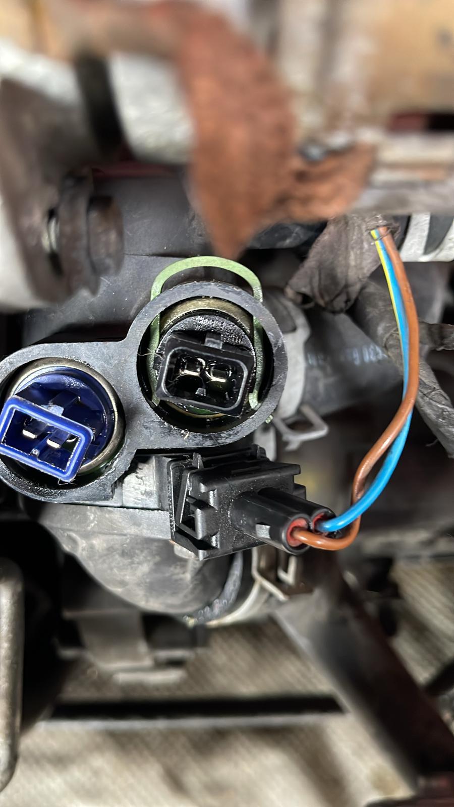 Halteklammer aus Stahl für die Temperaturfühler oder CO Poti original Teilenummer : 032 121 142