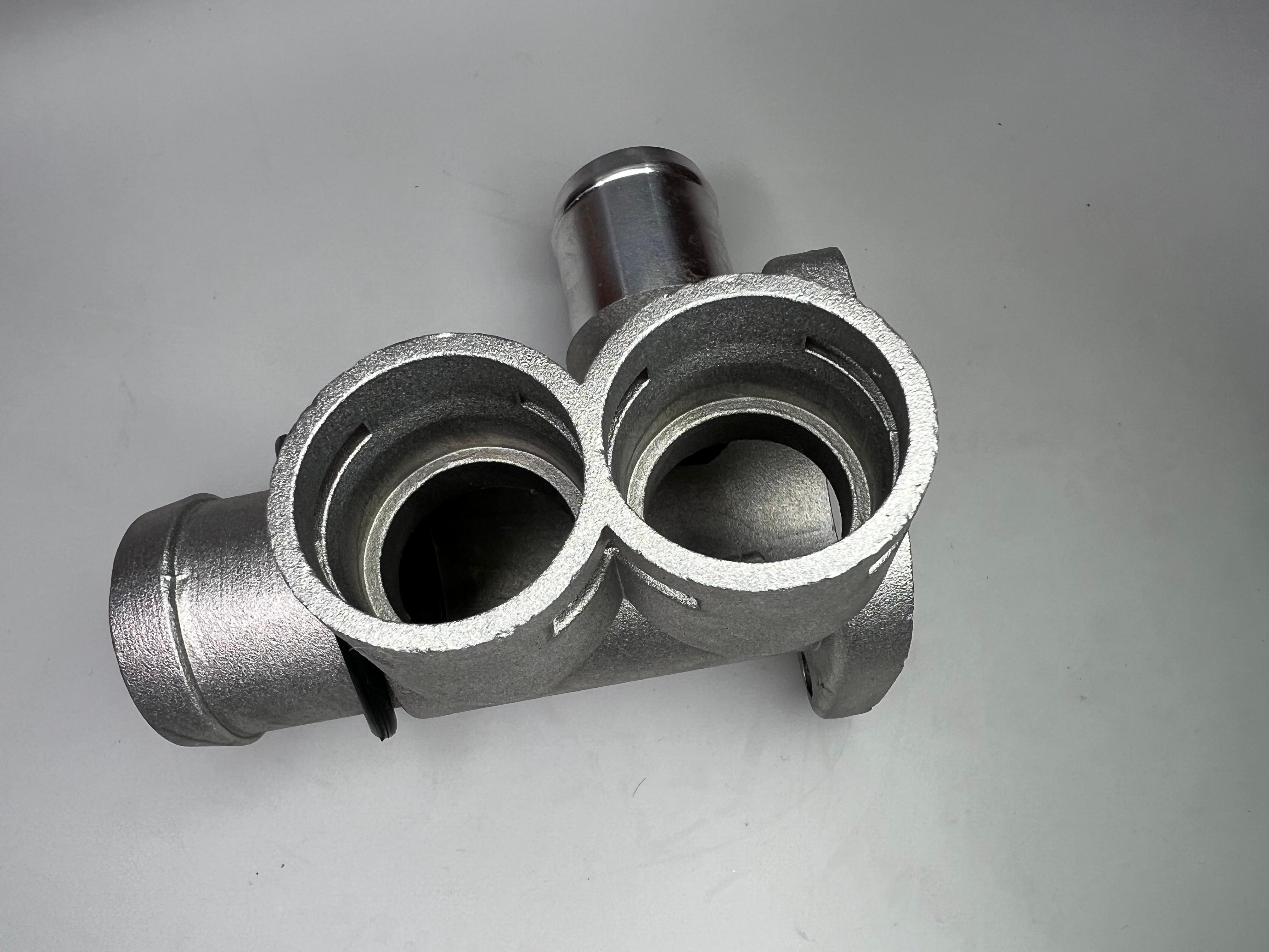 G60 Wasserflansch aus Aluminium Feinguss vorne am Zylinderkopf mit Dichtring