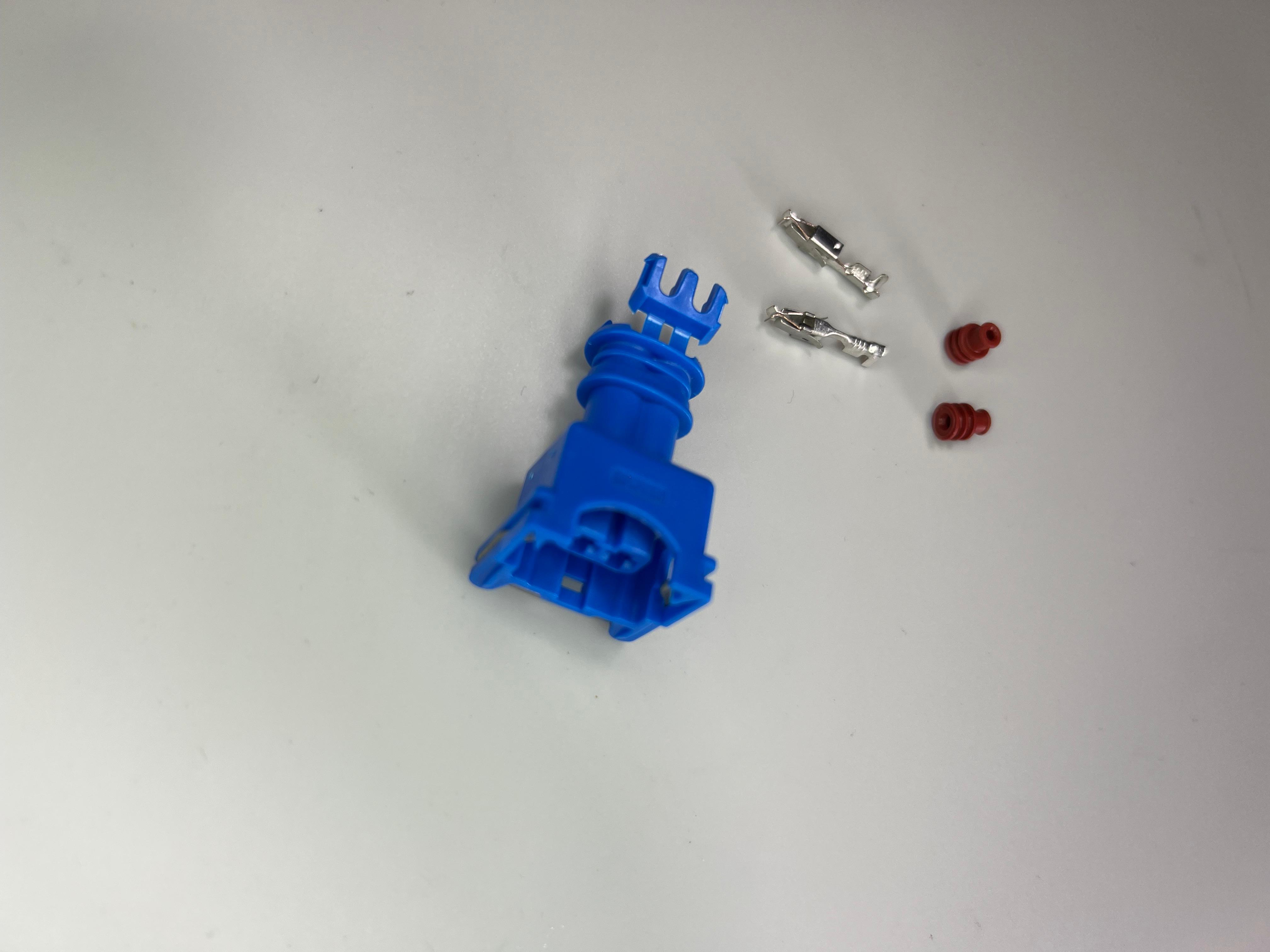 Blauer Stecker vom blauen Temperaturfühler für das Motorsteuergerät