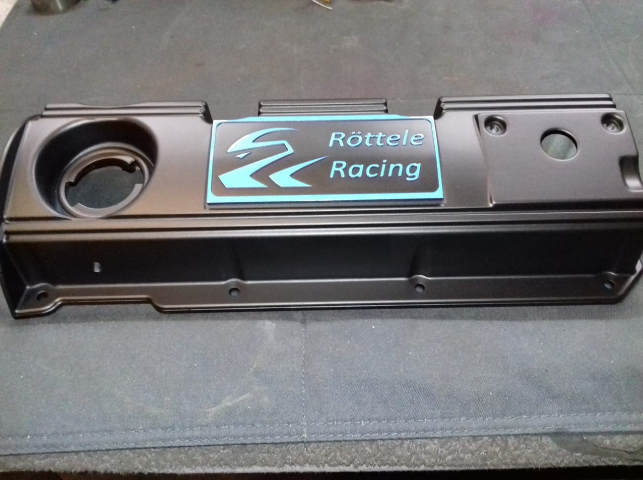 Ventildeckel Golf Corrado Passat G60 mit unserem Logo in den Farben Blau, Rot, Gelb Röttele Racing