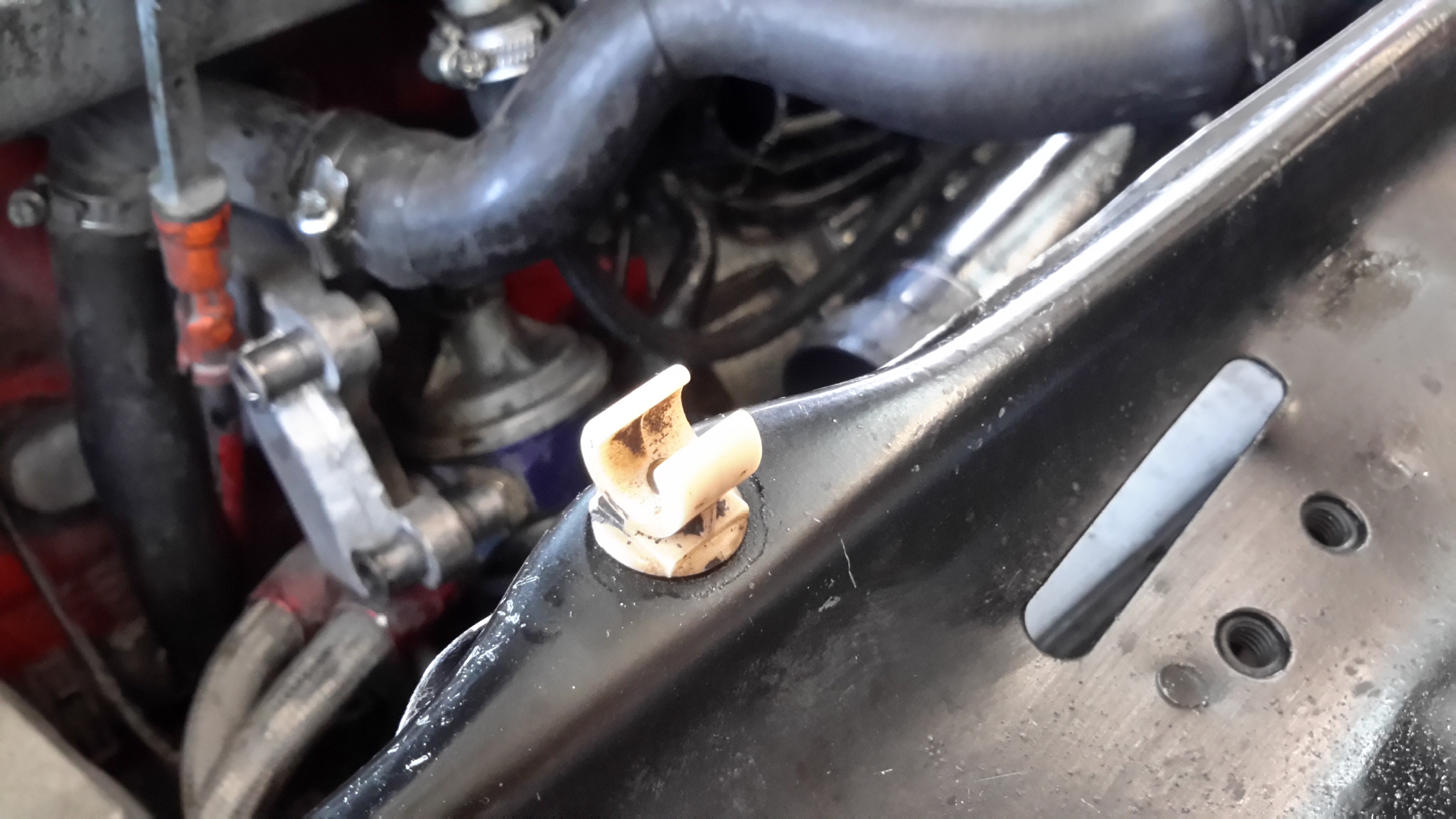 Clip für die Haltestange der Motorhaube