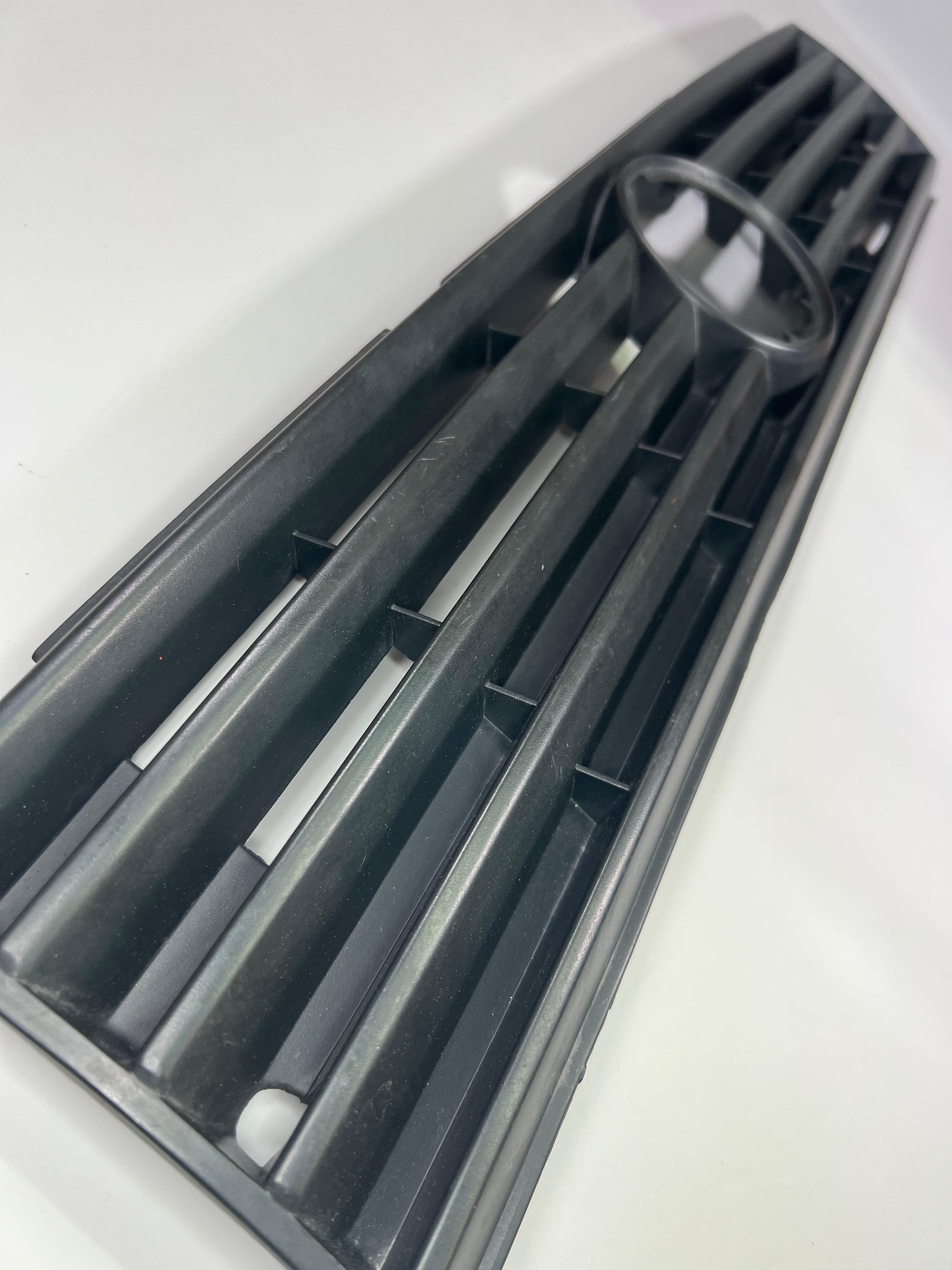 Kühlergrill Polo III G40 mit der original Teilenummer : 867 853 653 G