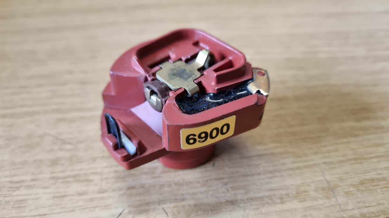 Verteilerfinger mit der Begrenzung bei 6900 Umin und für die Dicken Verteilerwelle : 14,5mm Durchmes