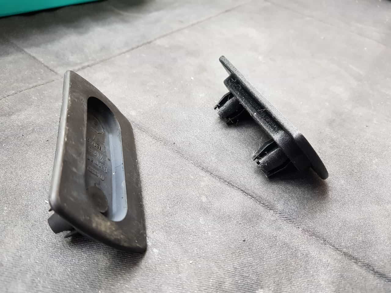 Halter für die Abdeckung Stoßfänger Polo III links und rechts