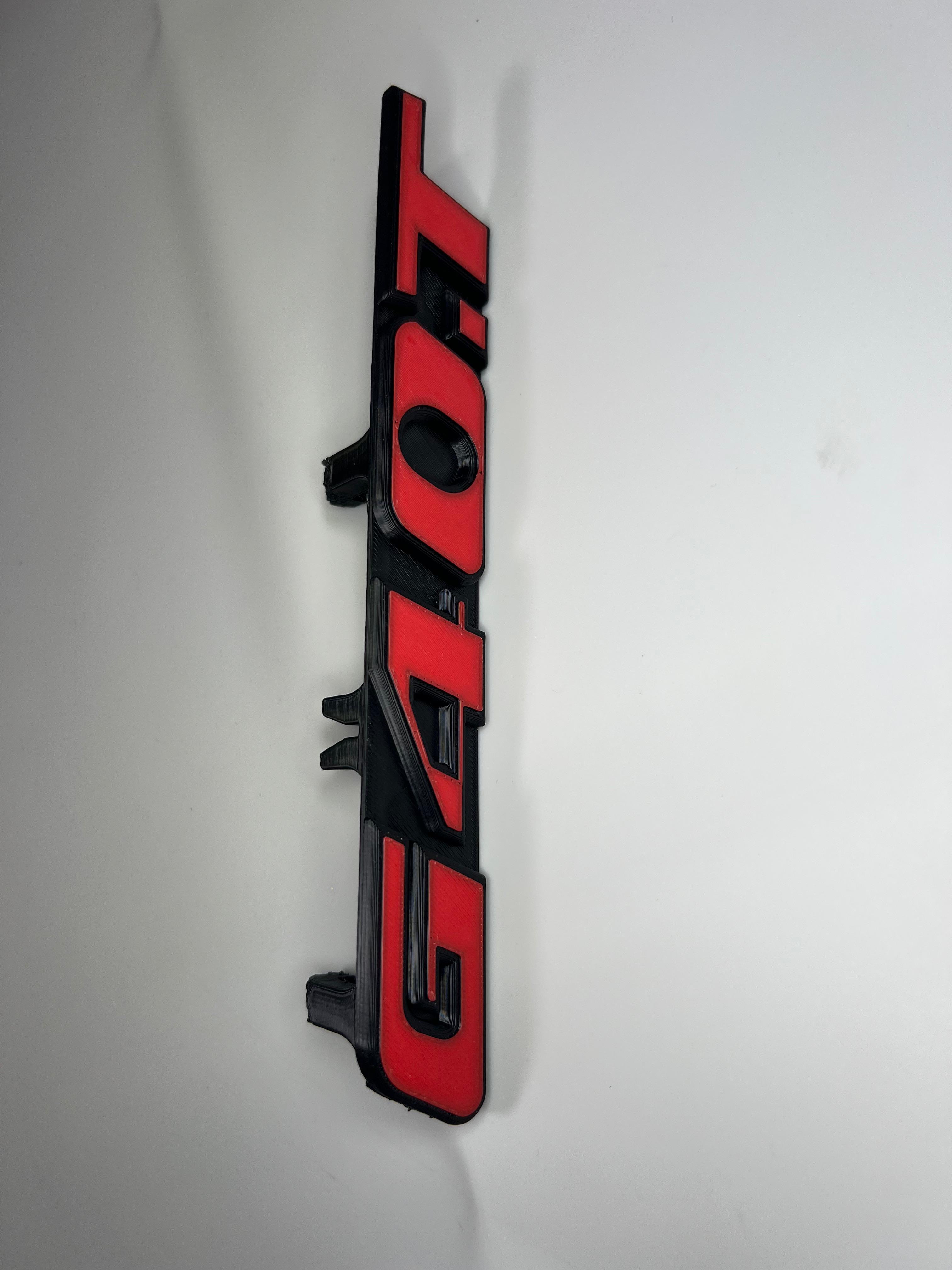 Emblem G40T in der Farbe Rot und Schwarz aus Kunststoff für den Kühlergrill