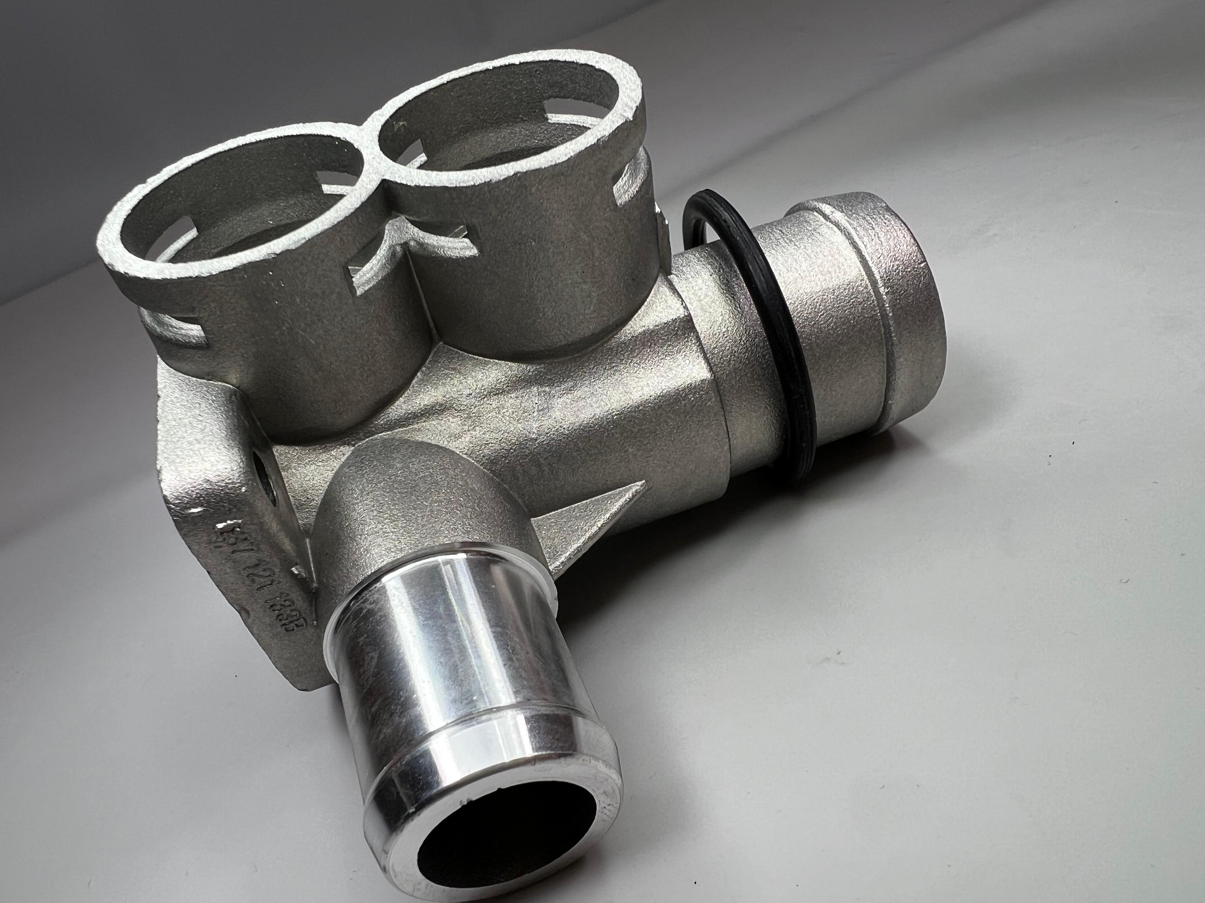 G60 Wasserflansch aus Aluminium Feinguss vorne am Zylinderkopf mit Dichtring