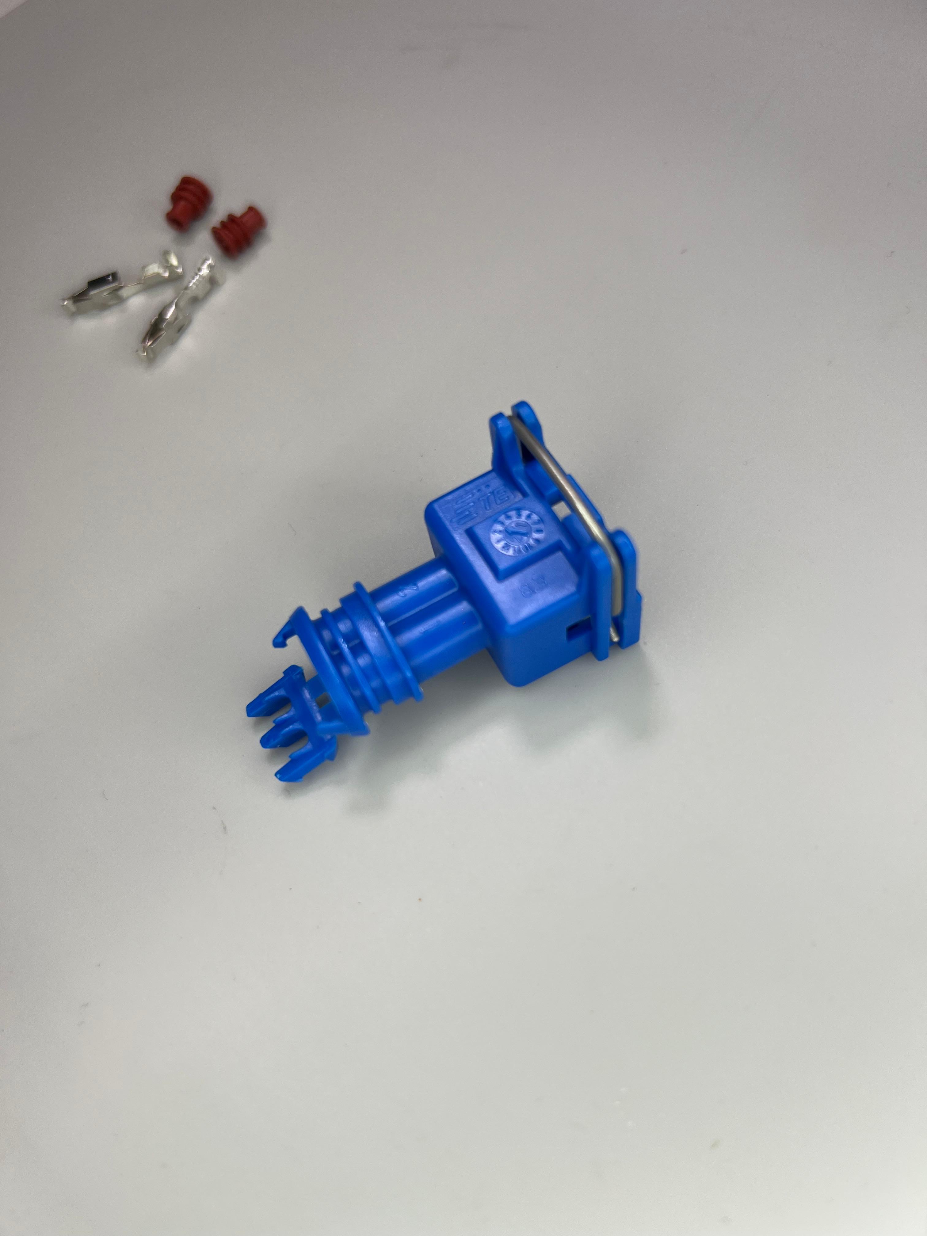 Blauer Stecker vom blauen Temperaturfühler für das Motorsteuergerät