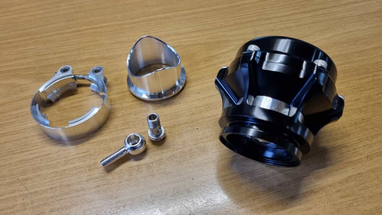 Blow Off Ventil von Tial offen in schwarz mit Aluminium Flansch