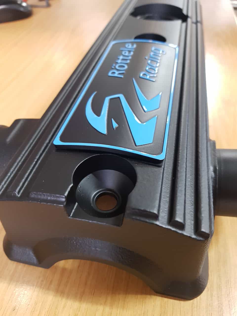 Ventildeckel Polo G40 mit unserem Logo in den Farben Blau, Rot und Gelb Röttele Racing