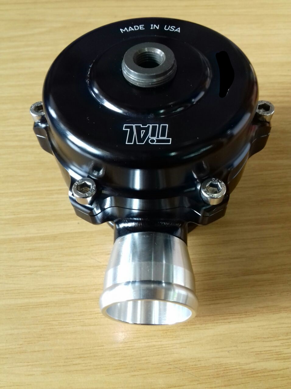 Blow Off Ventil von Tial geschlossen in schwarz mit Aluminium Flansch