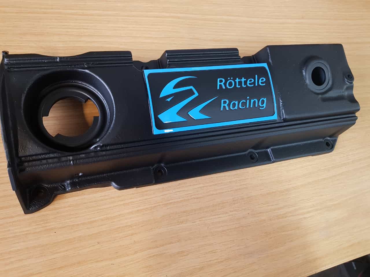 Ventildeckel Golf Corrado Passat G60 mit unserem Logo in den Farben Blau, Rot, Gelb Röttele Racing