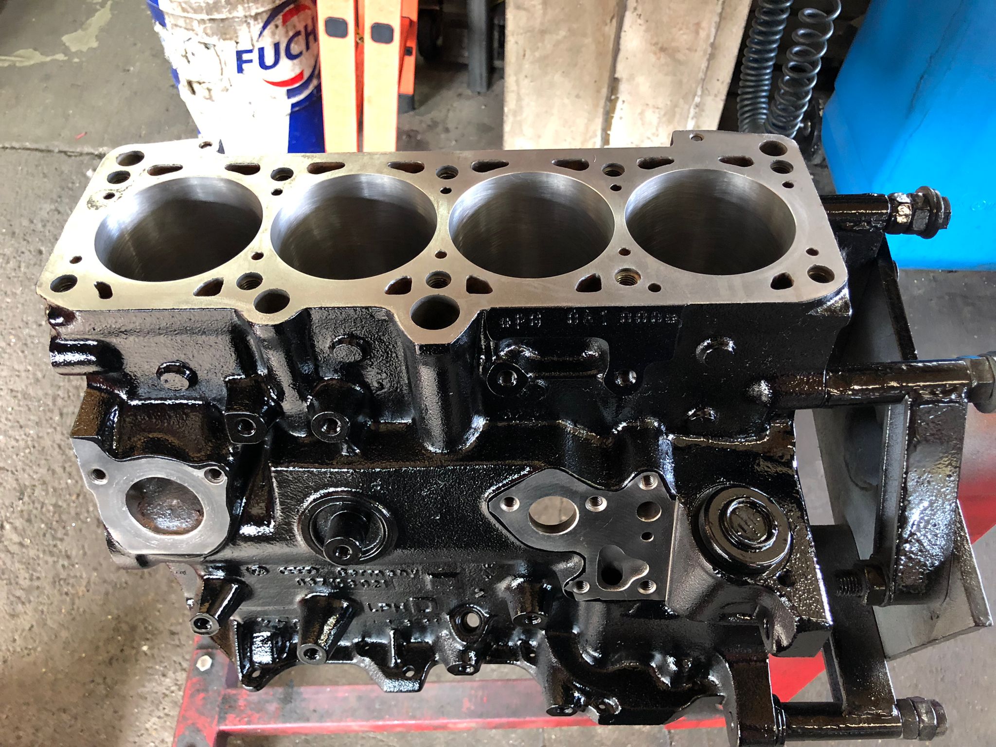Lack für den Motorblock  in schwarz,rot,silber oder gelb mit Grundierung und Klarlack