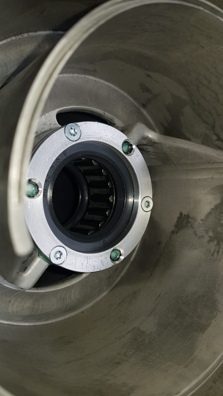 Einbau der Verschlussplatten mit Material der Verdränger Wellendichtringe