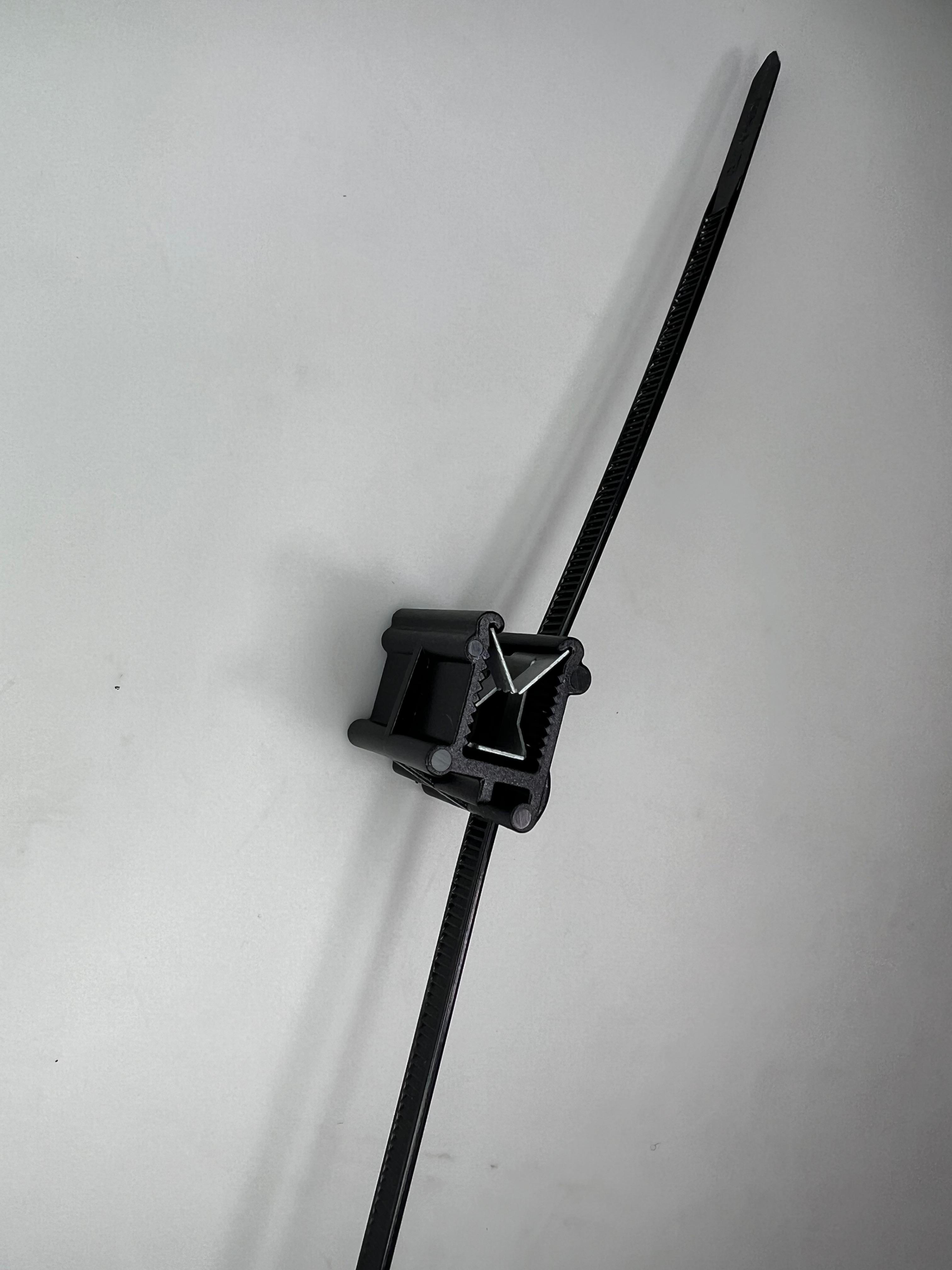 Kabelbinder mit Halteklammer für das Handbremsseil Polo 86c