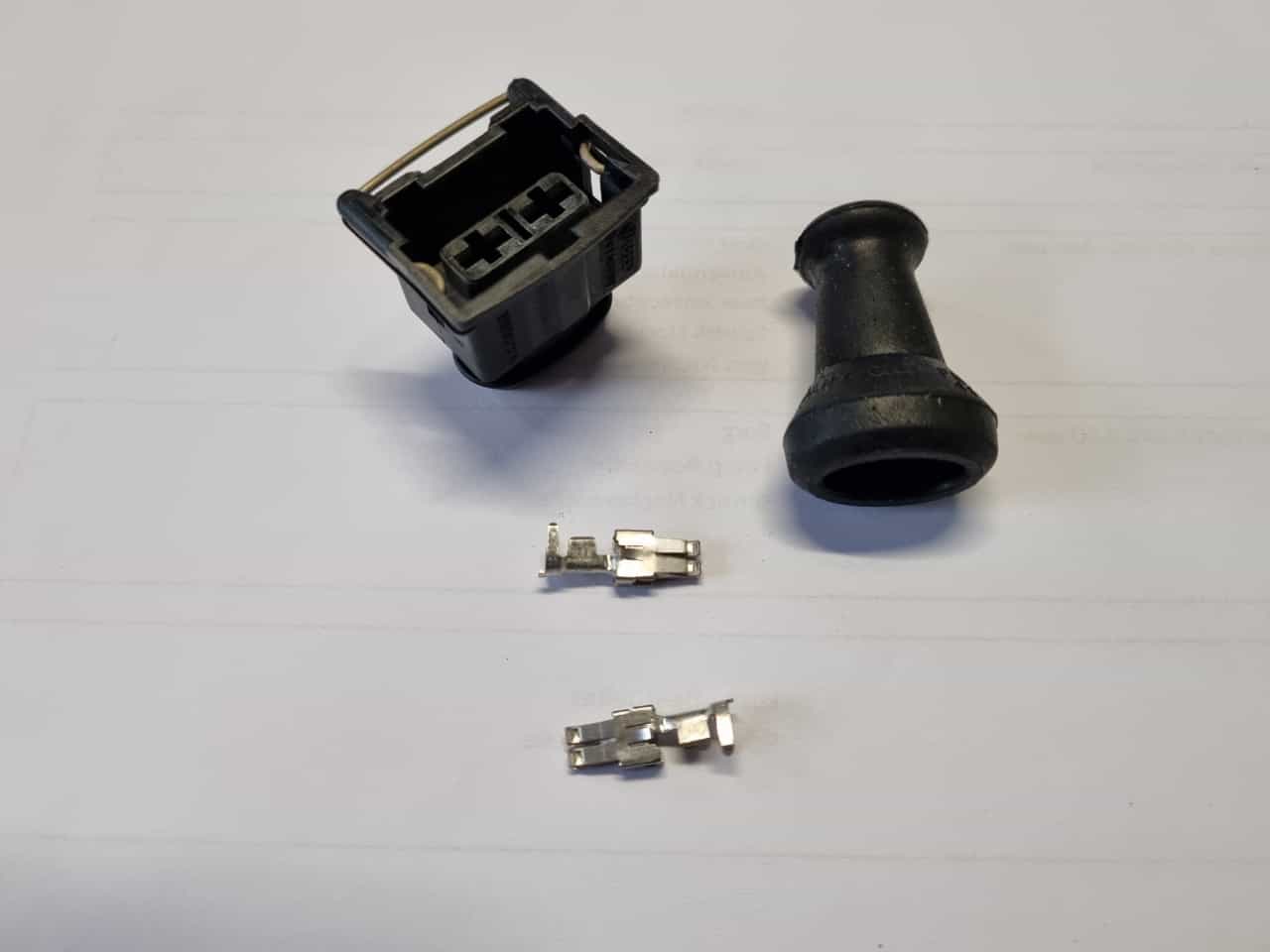 Stecker mit Tülle und Pins für die Kraftstoffpumpe Polo G40 neben dem Tank